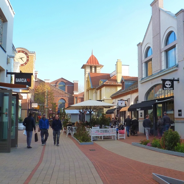 在 Ingolstadt Village 盡情購物,或走訪 Ingolstadt 老城區。 在 Ingolstadt Village 盡情購物,或走訪 Ingolstadt 老城區。