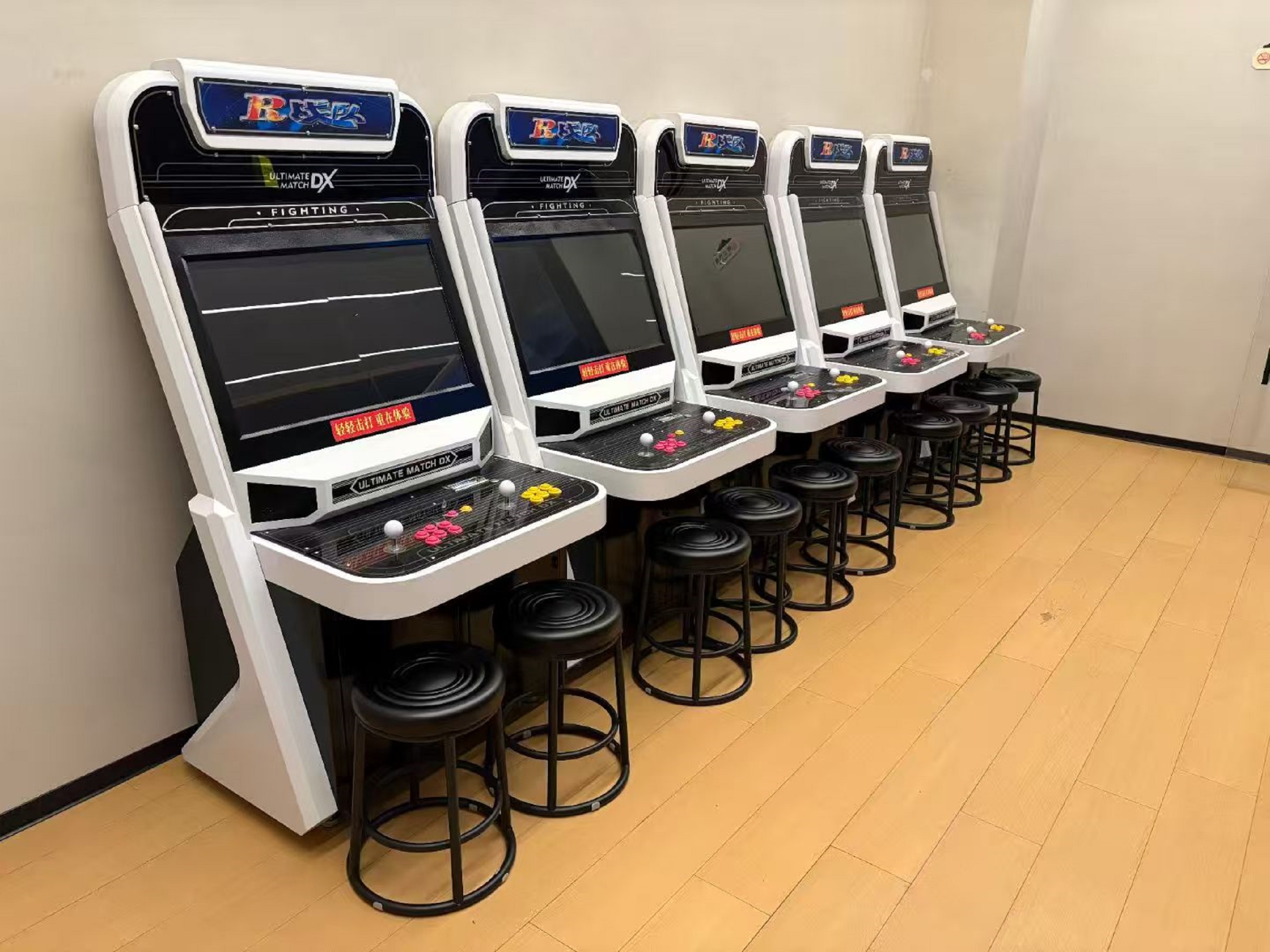 每臺街機前都配有黑色的高腳凳,似乎在等待玩家投入硬幣,開啟一場復古的遊戲之旅 每臺街機前都配有黑色的高腳凳,似乎在等待玩家投入硬幣,開啟一場復古的遊戲之旅