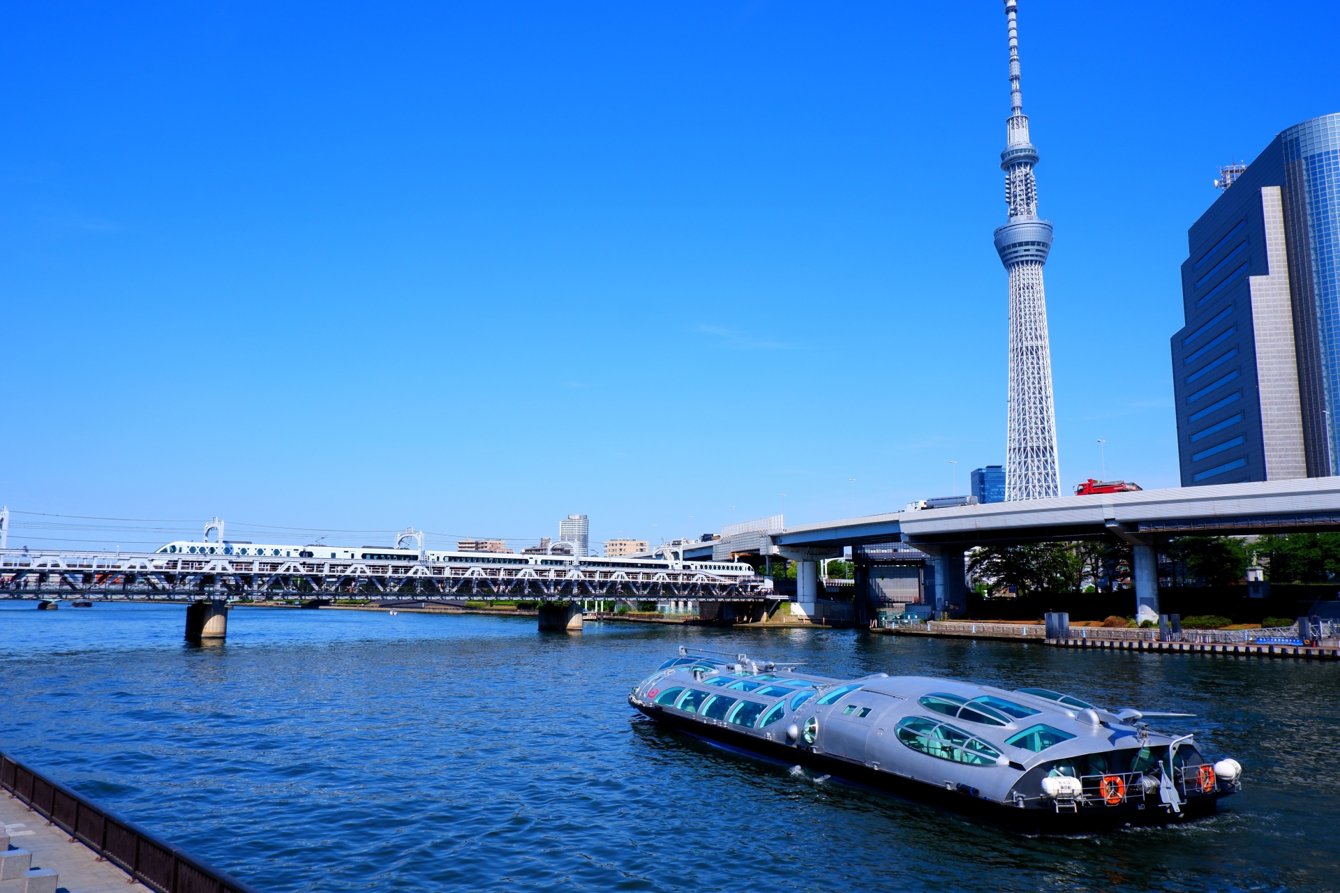 [Depart from Ueno/Tokyo] Tokyo Landmark Bus Day Tour｜Meiji Jingu Shrine & Imperial Palace & Sensoji Temple & Tokyo Bay Cruise & Odaiba (Chinese/English Tour Guide)