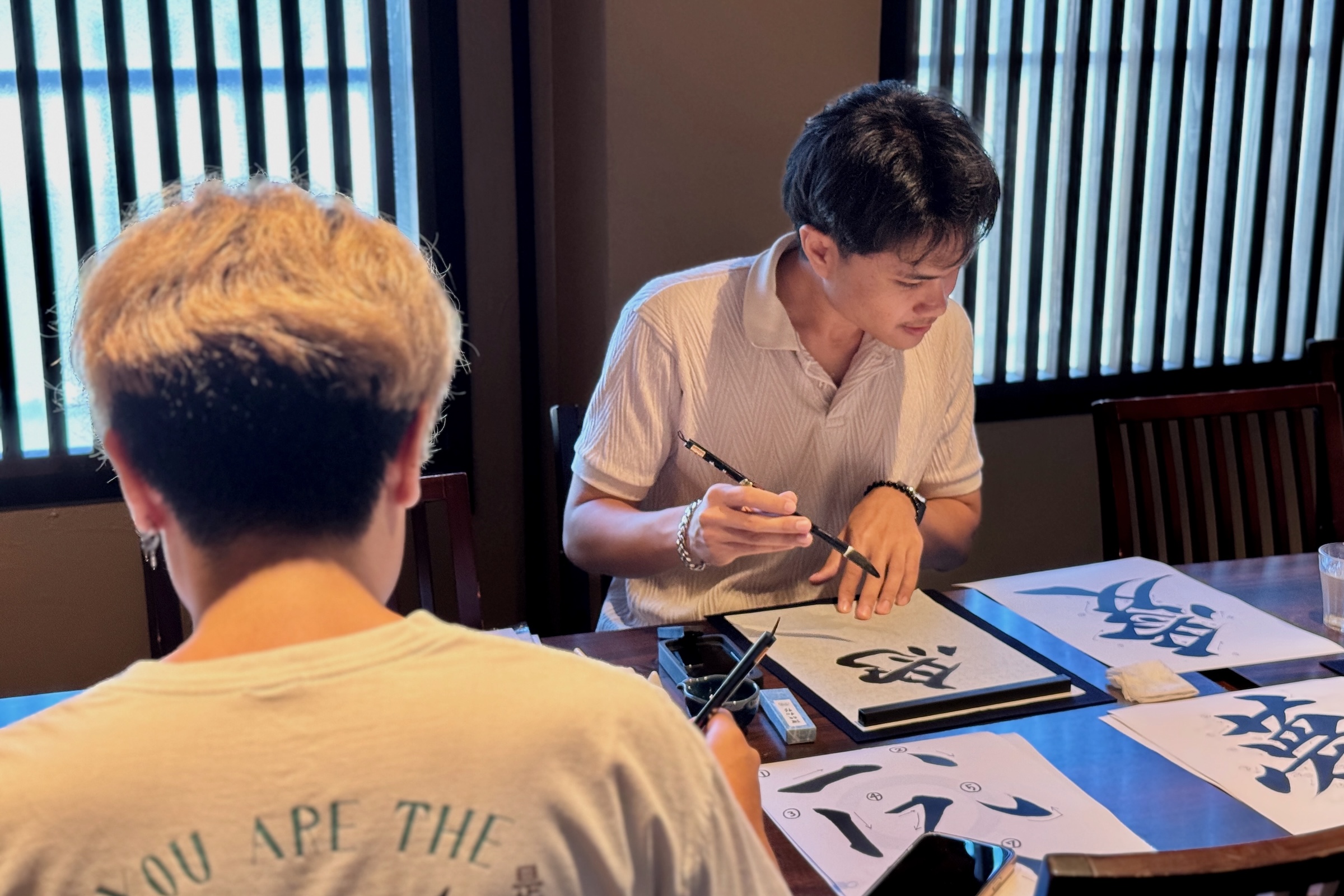 透過書法,享受專注與靜謐的片刻 透過書法,享受專注與靜謐的片刻