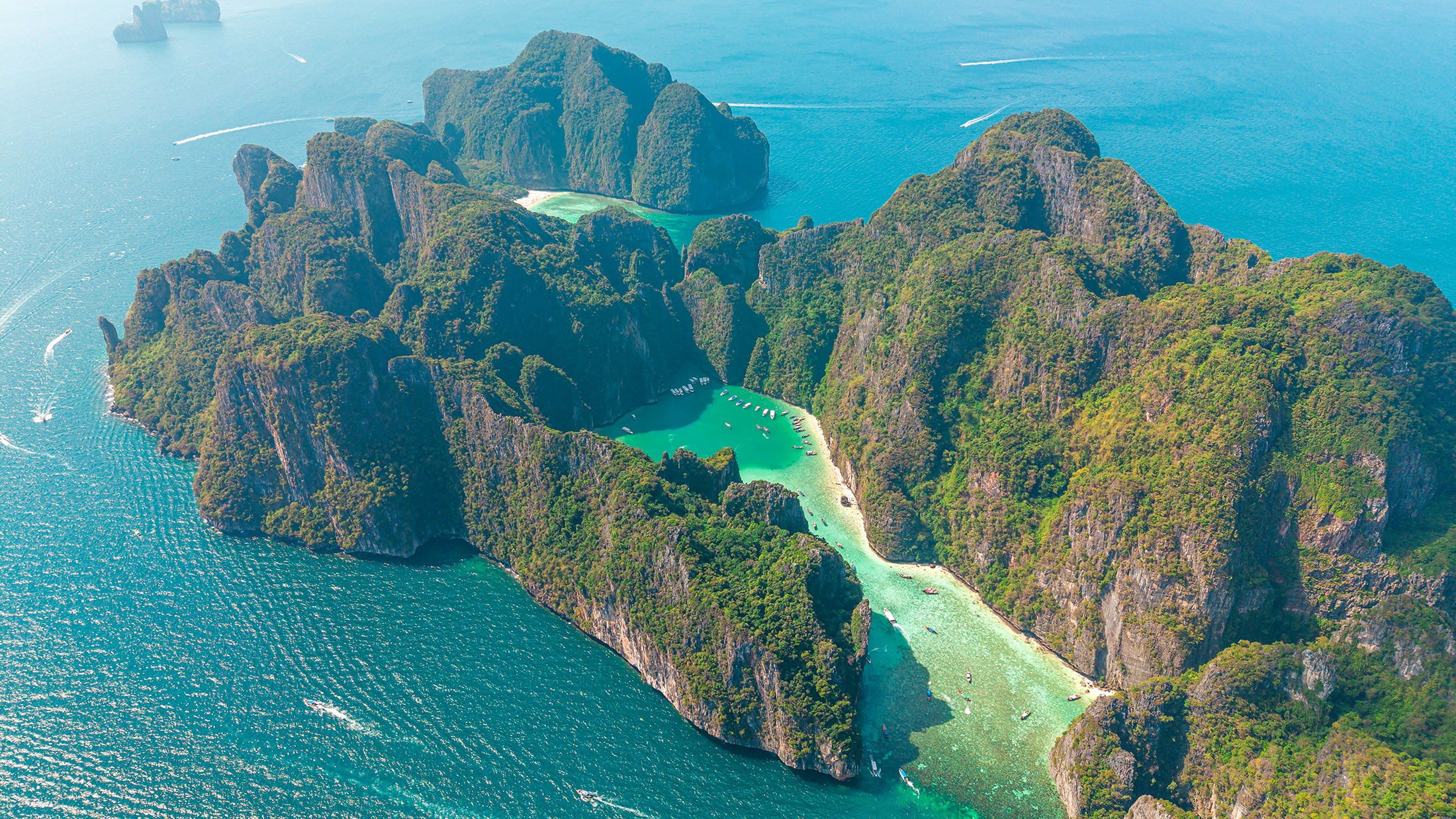 皮雷瀉湖（Pileh Lagoon）——皮皮島最美麗景點之一，四周環繞著石灰岩懸崖和碧綠海水。
