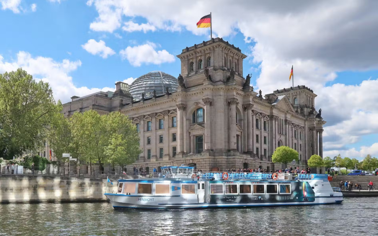 搭乘遊船,沿著柏林政府區和中央車站的風景優美航線,享受一趟寧靜的旅程。 搭乘遊船,沿著柏林政府區和中央車站的風景優美航線,享受一趟寧靜的旅程。