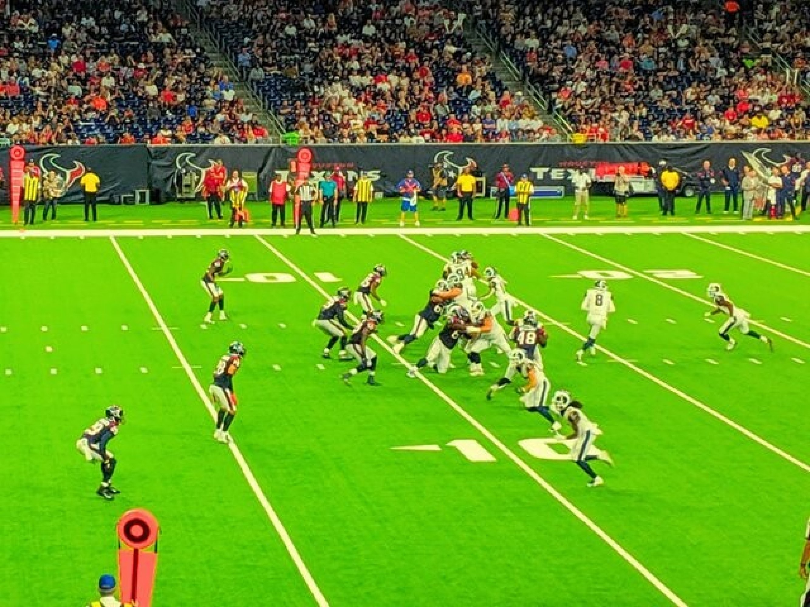 在最具代表性的體育場館之一，盡情享受刺激的 NFL 賽事和經典對決