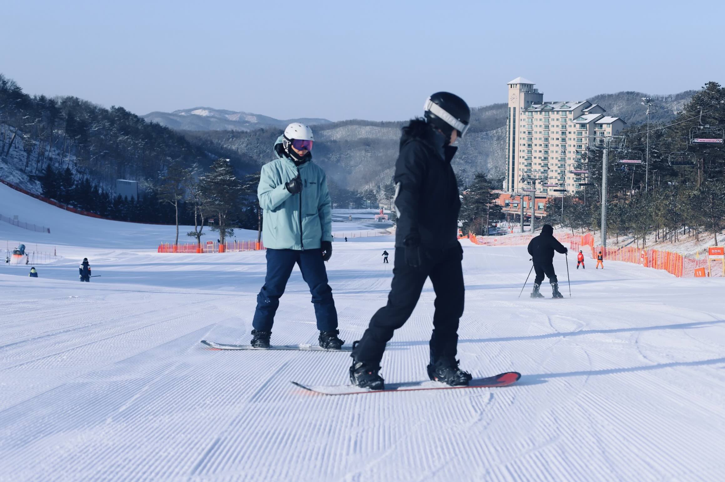 課程在坡度平緩、大小適中的雪道上進行，非常適合初學者！