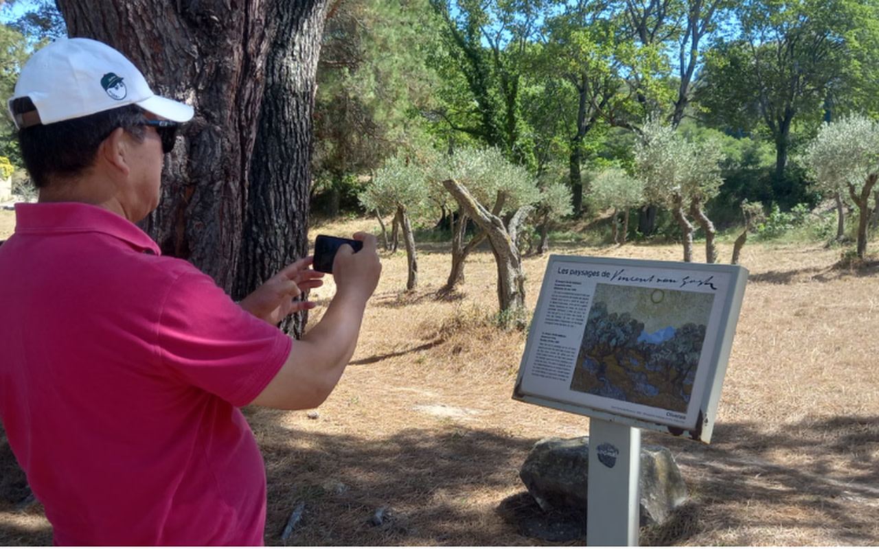探索普羅旺斯雷博（Les Baux de Provence）山頂村莊，欣賞壯麗懸崖與中世紀堡壘