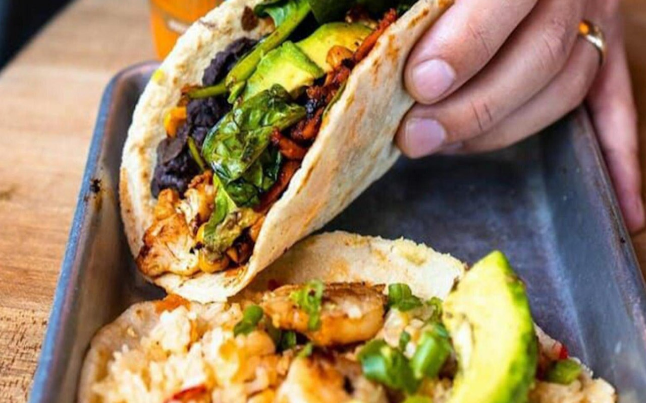 一邊漫步於熱鬧的街道，一邊品嚐道地的奧斯汀墨西哥捲餅，探索隱藏的文化瑰寶