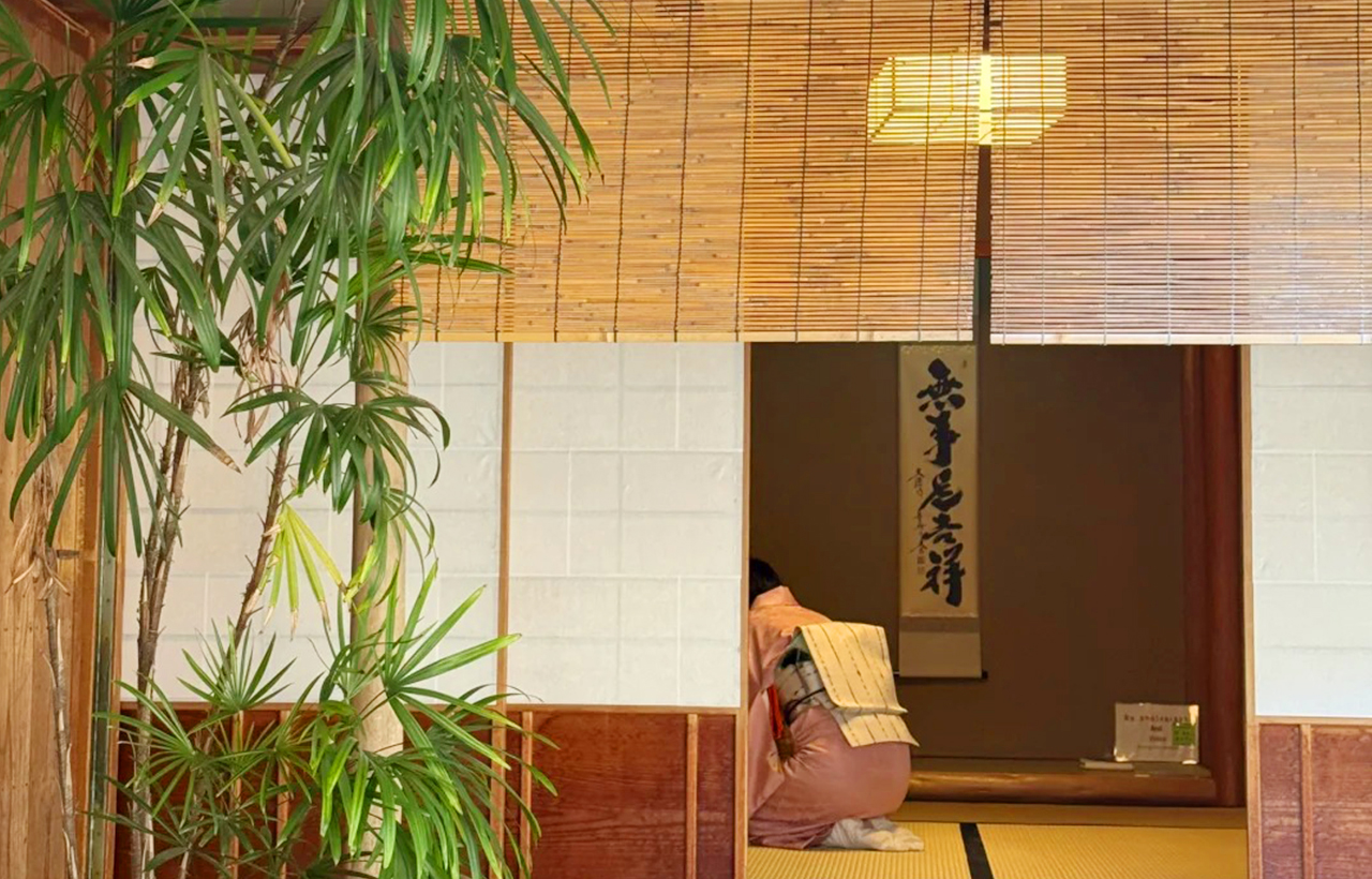 “對鳳庵”服務員身著和服,動作嫻熟而莊重。每一杯茶的遞送,都蘊含著對客人深深的敬意與禮儀,營造出一種寧靜、莊嚴的氛圍,讓客人不僅品味茶香,更能感受到文化與心意的傳遞。 “對鳳庵”服務員身著和服,動作嫻熟而莊重。每一杯茶的遞送,都蘊含著對客人深深的敬意與禮儀,營造出一種寧靜、莊嚴的氛圍,讓客人不僅品味茶香,更能感受到文化與心意的傳遞。