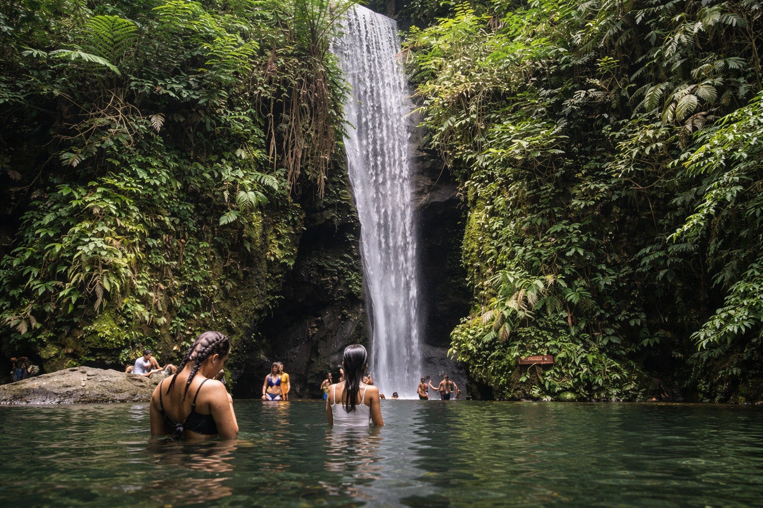 參觀附近最好的瀑布之一,名為果阿拉賈瀑布 參觀附近最好的瀑布之一,名為果阿拉賈瀑布