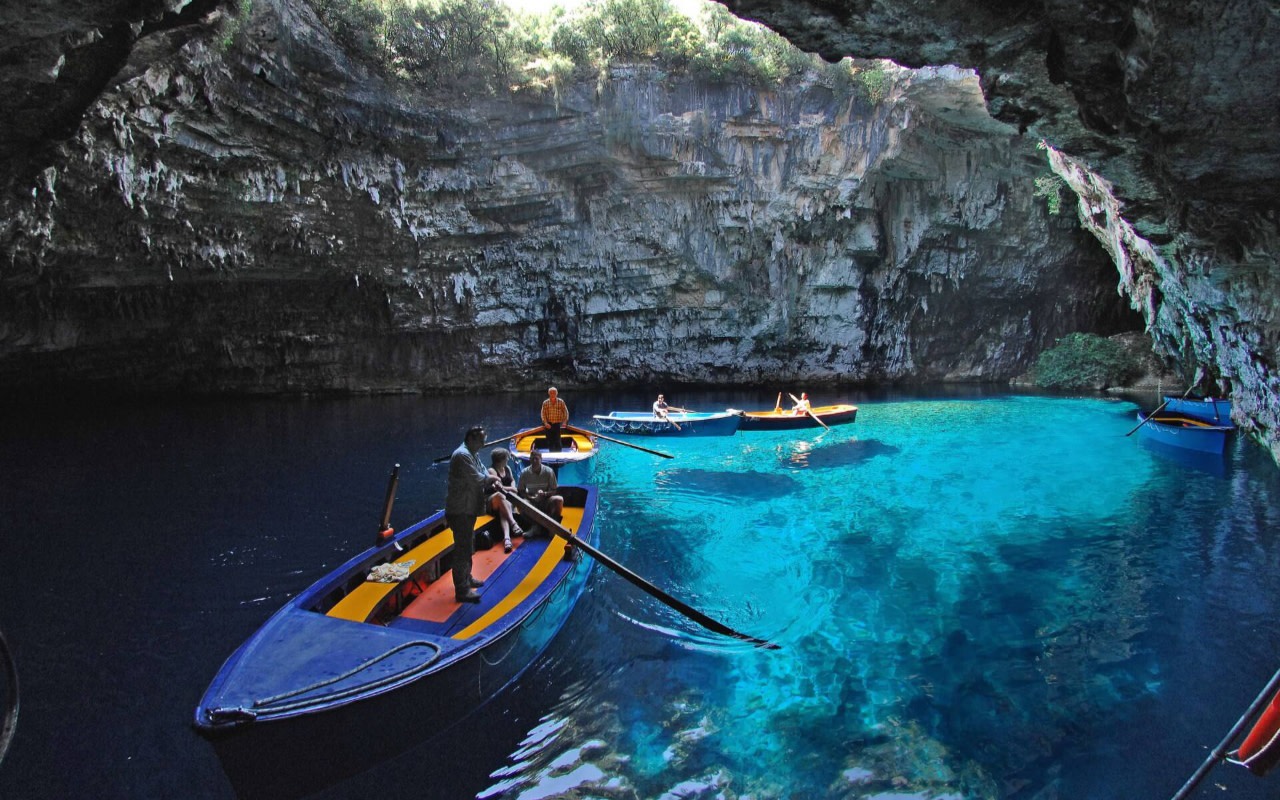 Melissani Lake, Drogarati Cave and Myrtos Viewpoint Island Tour