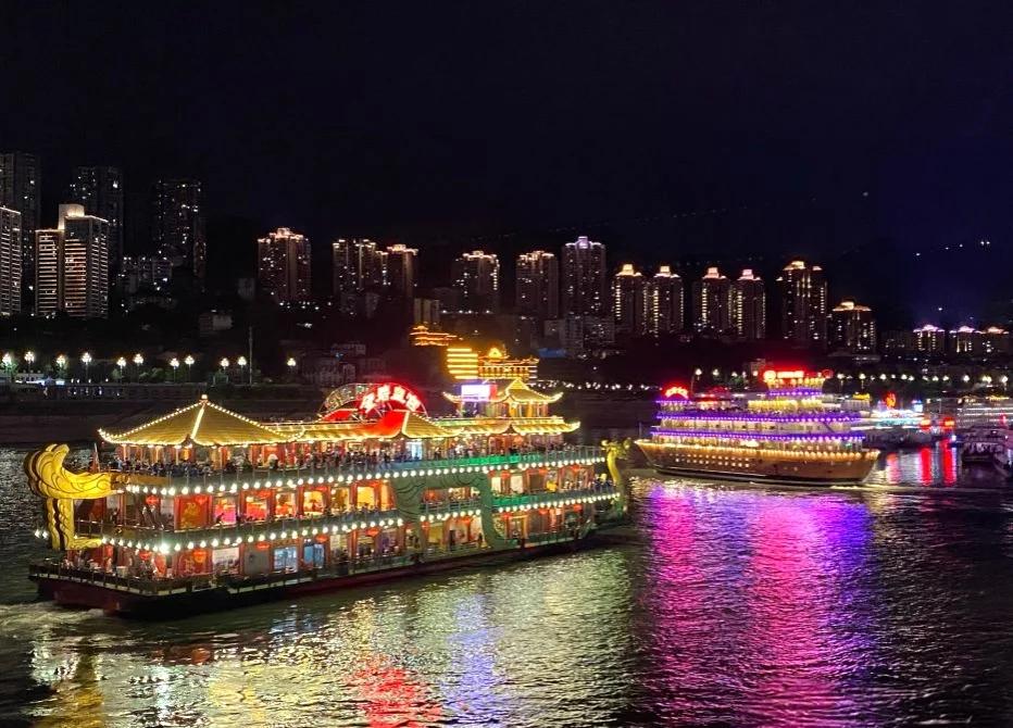 私享重慶山城夜色！三大套餐任選,私家導遊領隊打卡解放碑/洪崖洞/千廝門大橋/索道飛渡長江從南濱路到長江遊輪火鍋盛宴，你的山城夜遊由你定義