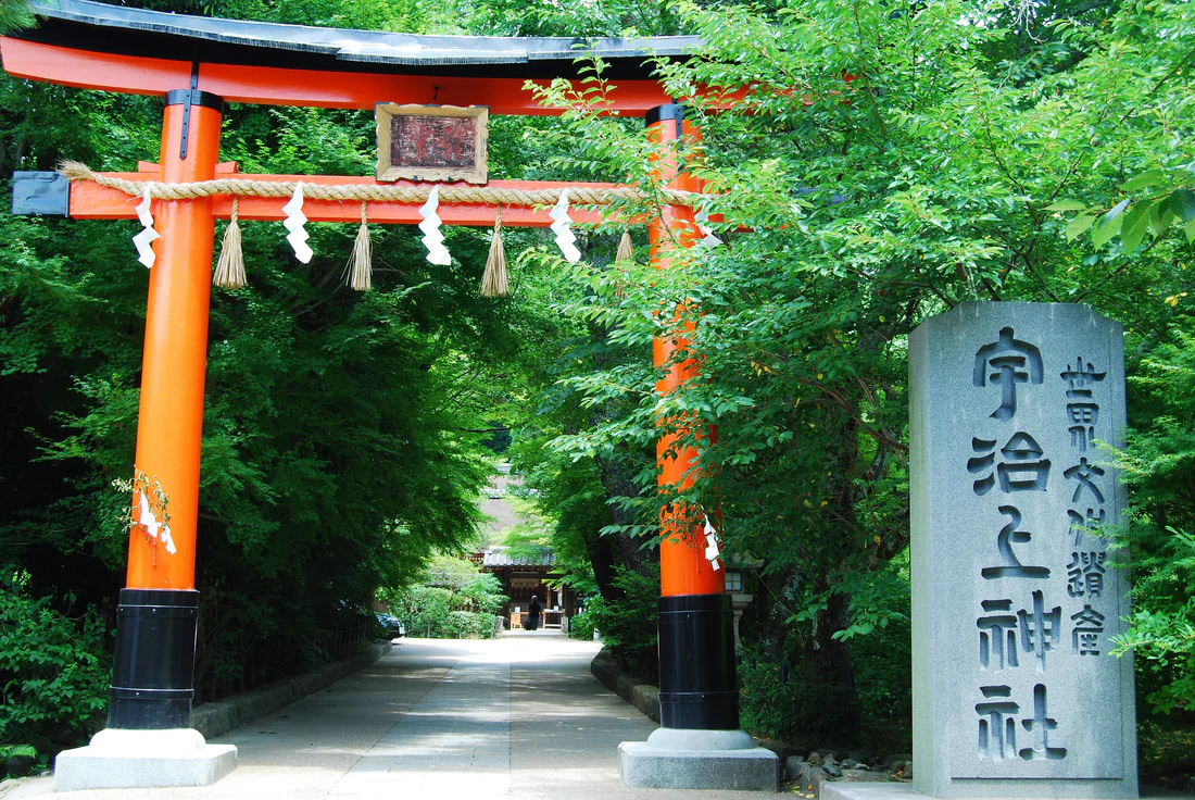 宇治上神社位於京都宇治,建於平安時代,是世界文化遺產。以現存最古老的神社本殿聞名,環境清幽,展現日本古代神道建築之美。 宇治上神社位於京都宇治,建於平安時代,是世界文化遺產。以現存最古老的神社本殿聞名,環境清幽,展現日本古代神道建築之美。