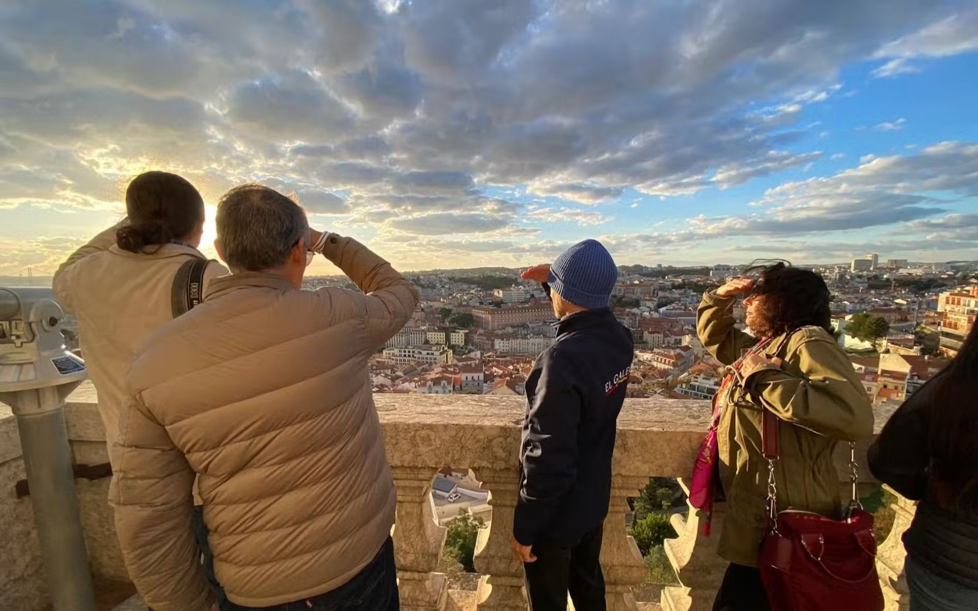 在露台上欣賞里斯本的日落天際線，沉浸在金色的天空下