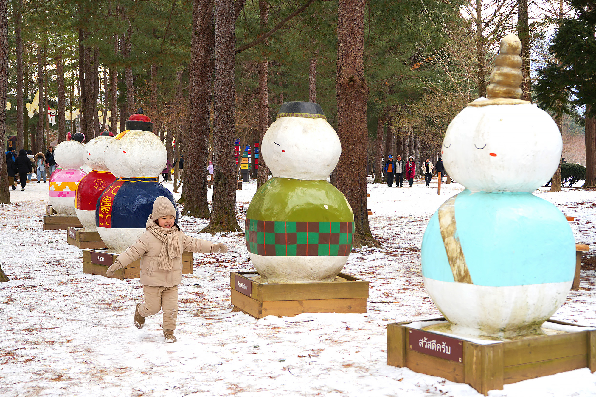 可愛的雪人增添了俏皮氣息，是拍照打卡的絕佳地點。⛄