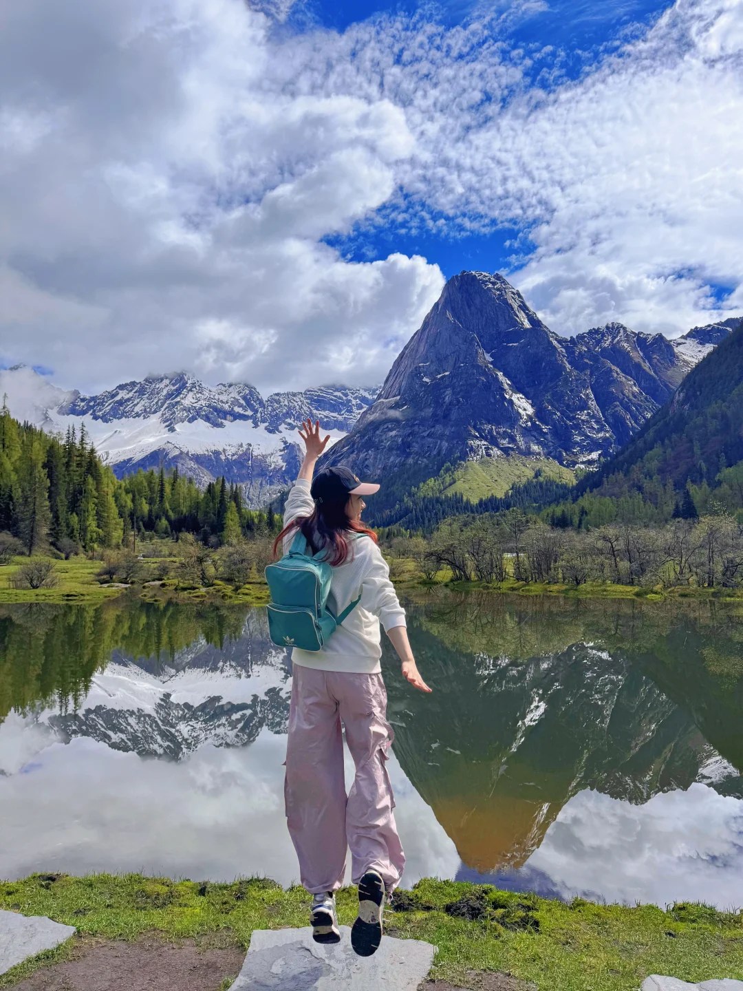 進四姑娘雙橋溝景區乘車返回布達拉峰(海拔約 3650m);停留 40 分鐘,拍公路大片、白塔、草甸;體力夠可步行 10 分鐘去珠噶納措(小眾海子,人少倒影絕)。 進四姑娘雙橋溝景區乘車返回布達拉峰(海拔約 3650m);停留 40 分鐘,拍公路大片、白塔、草甸;體力夠可步行 10 分鐘去珠噶納措(小眾海子,人少倒影絕)。