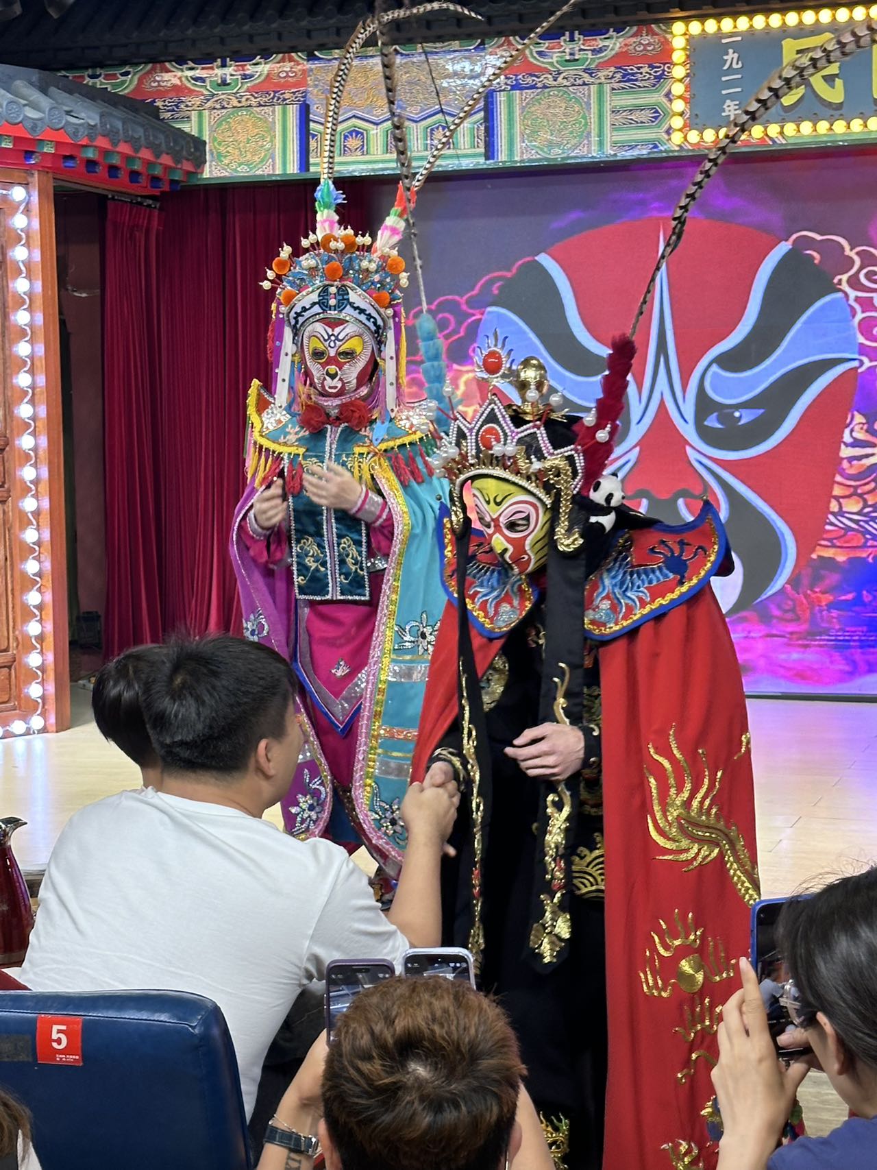 演員還會下臺與觀眾互動，讓大家近距離感受傳統藝術的魅力，沉浸於這充滿魅力的傳統藝術氛圍之中