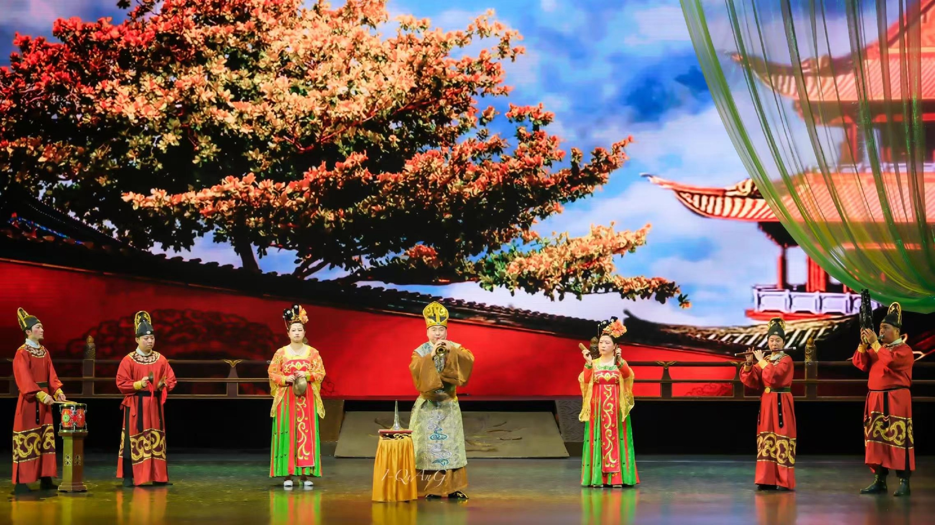 嗩吶重奏——《打棗》選自民間樂器,以嗩吶卡腔表現了收獲季節,老人小孩會聚一起愉悅自樂,表現了一家人喜慶豐收的歡快場面 嗩吶重奏——《打棗》選自民間樂器,以嗩吶卡腔表現了收獲季節,老人小孩會聚一起愉悅自樂,表現了一家人喜慶豐收的歡快場面