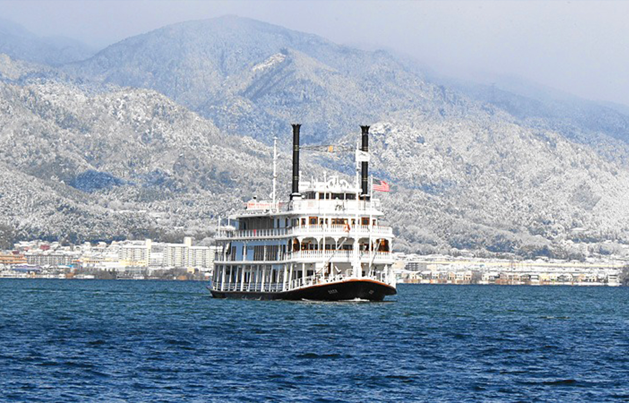 搭乘密西根號遊覽日本最大湖泊琵琶湖。船上提供音樂表演及美食,頂層甲板可360度欣賞湖光山色。湖風拂面,是夏日清涼觀光的絕佳選擇。 搭乘密西根號遊覽日本最大湖泊琵琶湖。船上提供音樂表演及美食,頂層甲板可360度欣賞湖光山色。湖風拂面,是夏日清涼觀光的絕佳選擇。