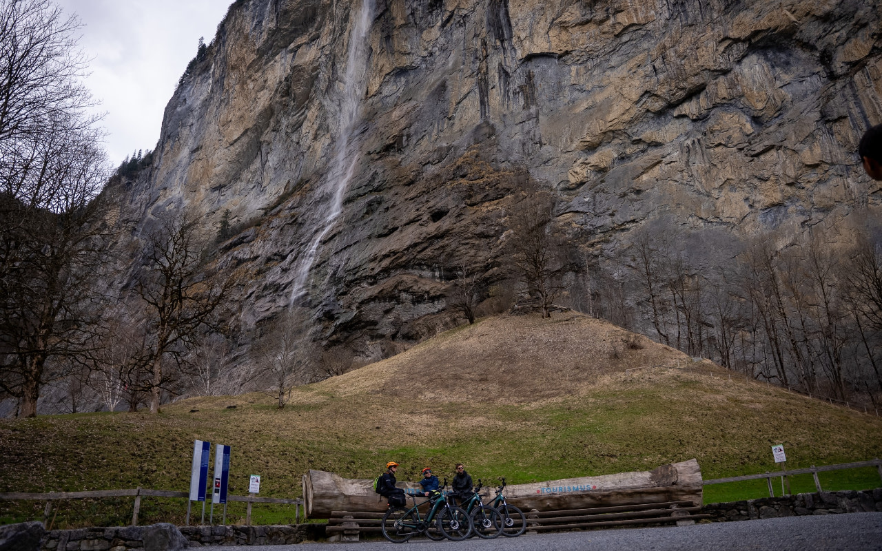 稍作停留，欣賞雄偉的施陶巴赫瀑布，這是歐洲最高的自由落體瀑布之一。
