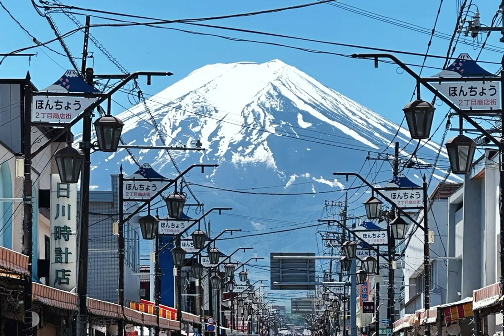 日川時計店:🛣️「街角盡頭富士山撲面而來,電車掠過時按下快門,捕捉城市與自然的浪漫對話🚃📸。」 日川時計店:🛣️「街角盡頭富士山撲面而來,電車掠過時按下快門,捕捉城市與自然的浪漫對話🚃📸。」
