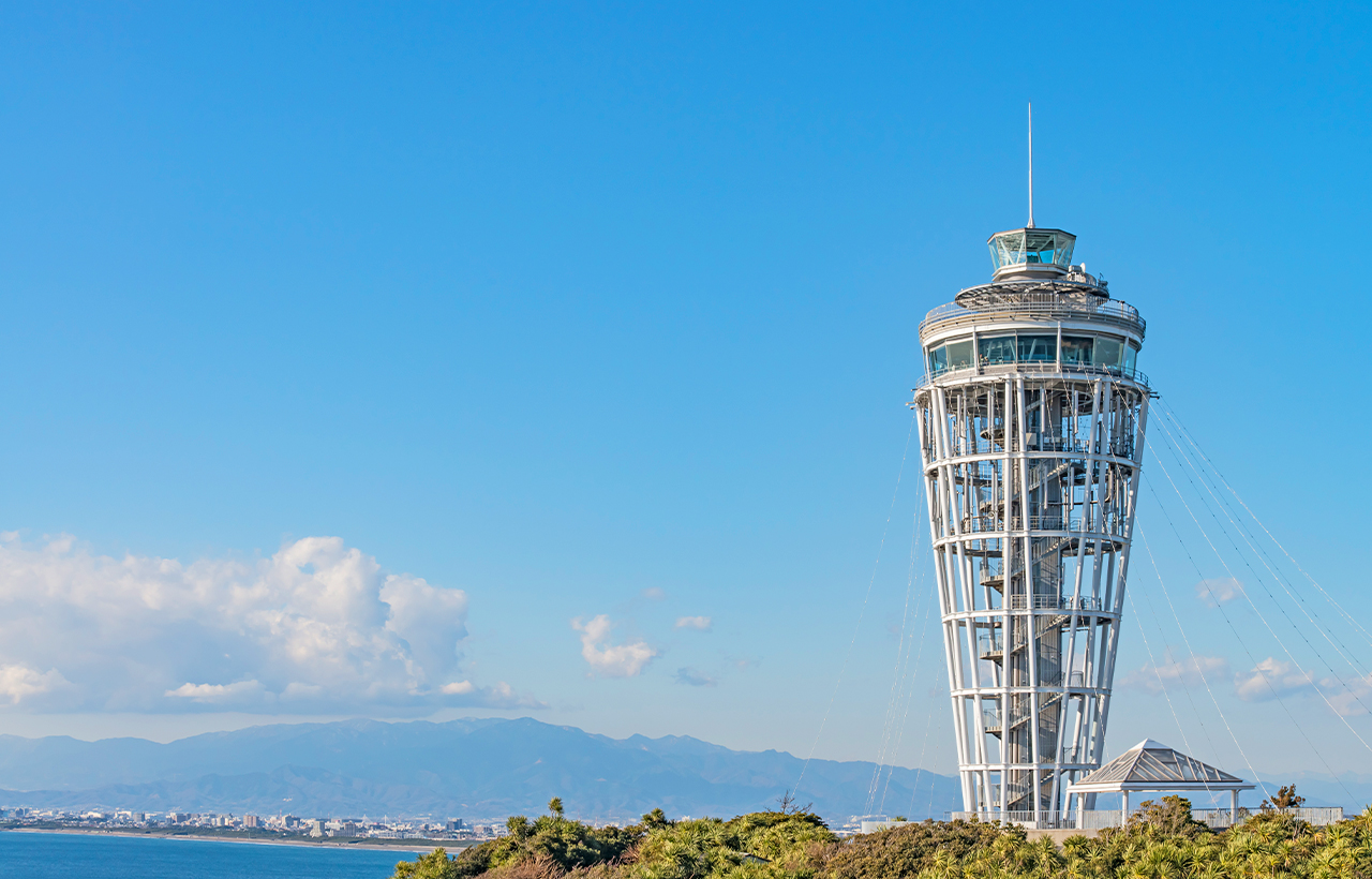 燈塔矗立島頂,造型現代如“海蠟燭”。登頂可360度俯瞰湘南海岸、相模灣,天氣晴朗時遠眺富士山。夜晚燈光璀璨,與星空海影交織。內部設有咖啡廳與觀景臺,適合靜坐賞景,是捕捉江之島全景與浪漫夕陽的最佳地點。 燈塔矗立島頂,造型現代如“海蠟燭”。登頂可360度俯瞰湘南海岸、相模灣,天氣晴朗時遠眺富士山。夜晚燈光璀璨,與星空海影交織。內部設有咖啡廳與觀景臺,適合靜坐賞景,是捕捉江之島全景與浪漫夕陽的最佳地點。