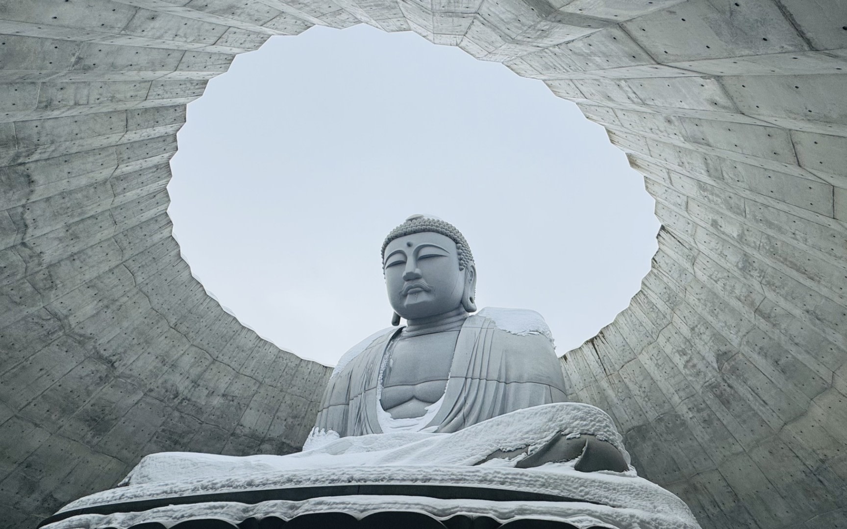 Lake Shikotsu Ice Falls Festival and Great Buddha Head Hall Tour (Taxi plan for 4 or more people)