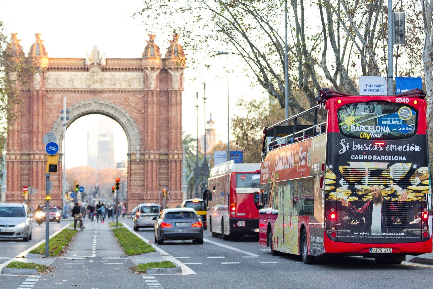 Barcelona Hop-On Hop-Off Bus Tour with Aquarium Ticket 