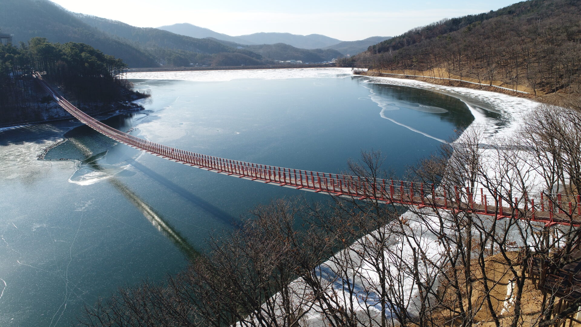 Discover the romance of winter at Majang Lake Suspension Bridge! Walk above the snow-covered lake and immerse yourself in the perfect blend of excitement and serenity.