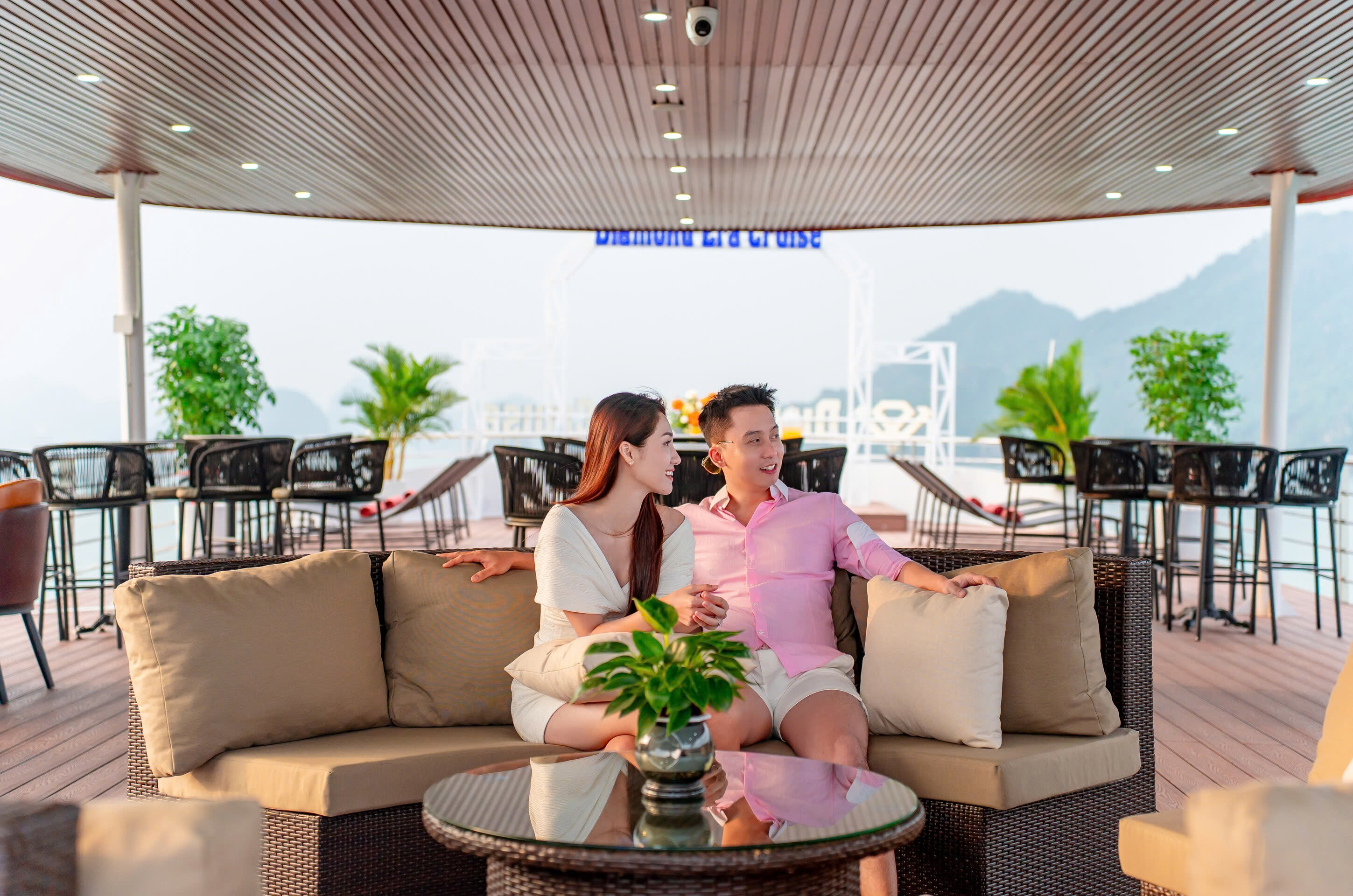 寬敞的 250 平方公尺陽光甲板，配備完善的音響系統和舞台，是賓客享用下午茶、日光浴，並飽覽下龍灣壯麗景色的完美場地。