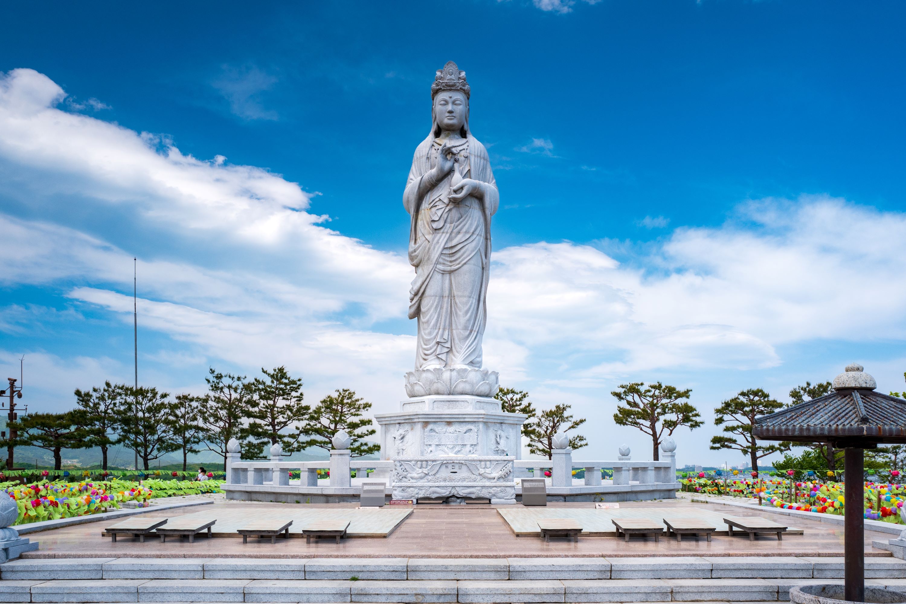 洛山寺擁有1300年歷史，坐擁美麗海景。在寺廟中享受寧靜的漫步時光。