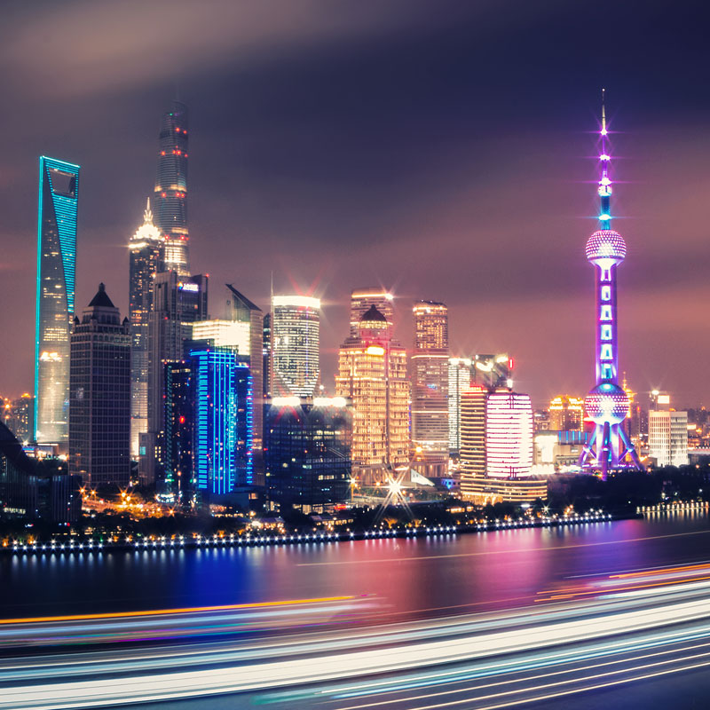 當夜幕降臨,黃浦江波光粼粼,外灘萬國建築在燈光映照下勾勒出復古輪廓,與陸家嘴的摩天大樓隔空對話,共同譜寫上海夜色的浪漫詩篇。 當夜幕降臨,黃浦江波光粼粼,外灘萬國建築在燈光映照下勾勒出復古輪廓,與陸家嘴的摩天大樓隔空對話,共同譜寫上海夜色的浪漫詩篇。