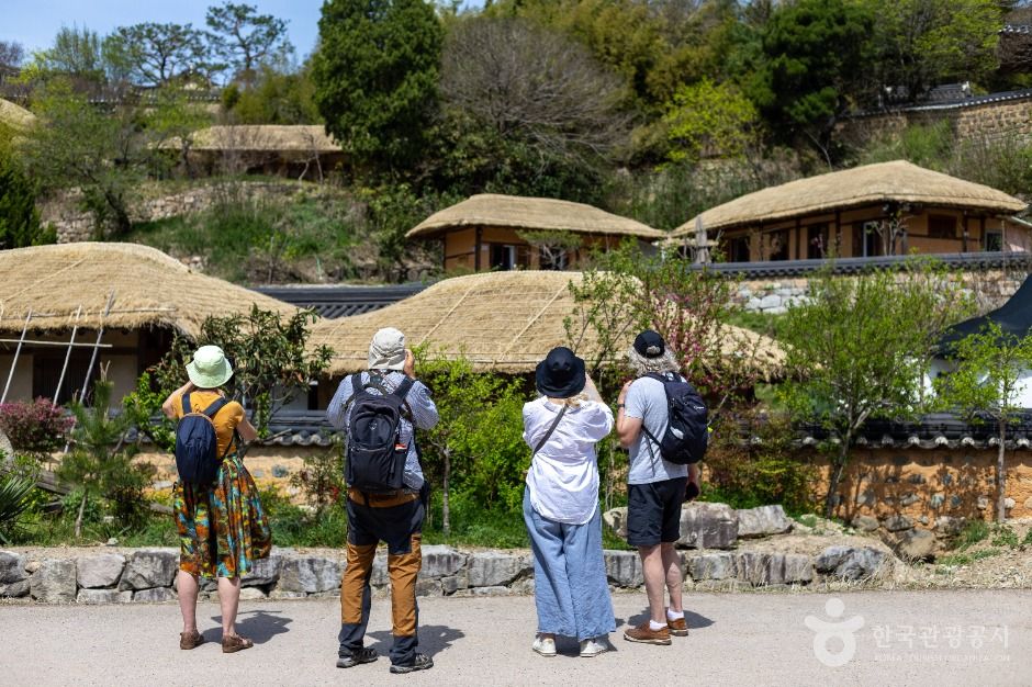 【選項C】慶州南山徒步 + 良洞民俗村
良洞傳統村落是韓國最大的傳統村落，被聯合國教科文組織認定為世界文化遺產。與當地人交流，近距離了解他們的生活方式。