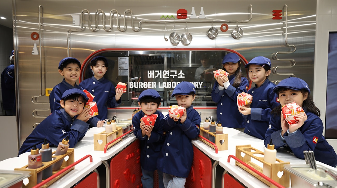 除了各種教育效果外，KidZania 讓孩子們能與其他小朋友一起玩樂、體驗，從中培養體貼、社交能力和領導力。

孩子們可以透過賺取和花費 KidZania 的貨幣 Kidzo，了解勞動與金錢之間的關係，自然而然地學習重要的經濟概念。
孩子們還可以在 KidZania 的銀行開戶，將賺到的 Kidzo 存起來，隨心所欲地購買喜歡的東西！