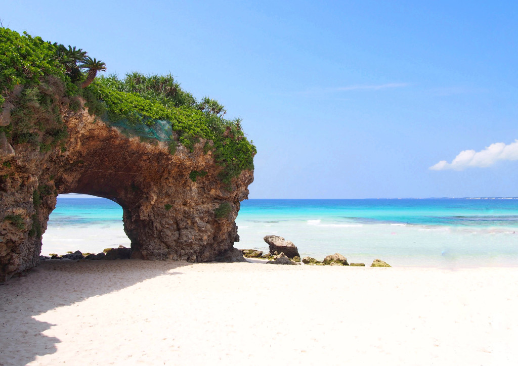 【砂山海灘】宮古島代表性夢幻海灘，天然砂丘與拱形岩石景觀極具辨識度，宮古島最經典的拍照地標之一。第一次來宮古島，這片宮古藍絕對不能錯過。