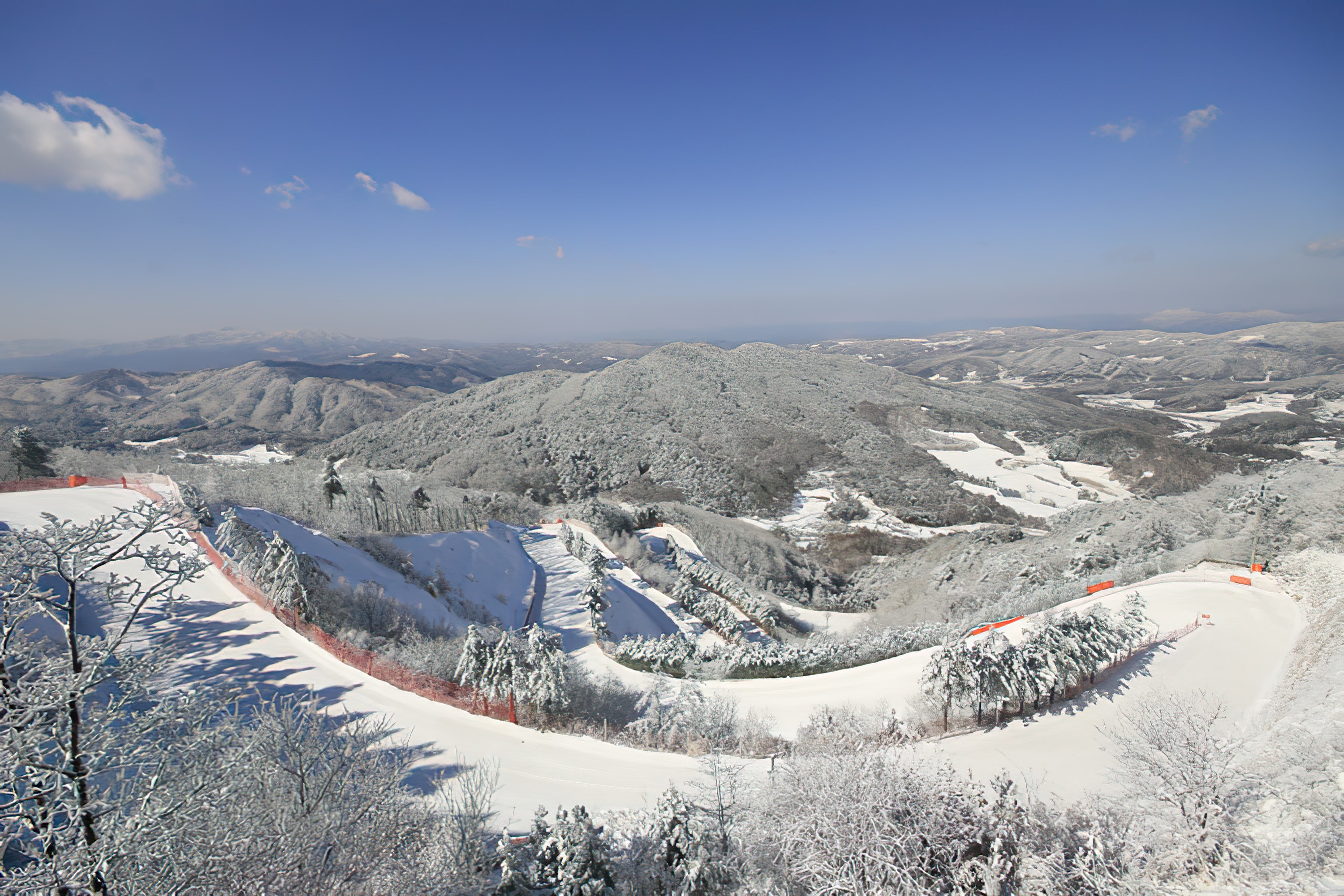 滑雪勝地周圍環繞著迷人的冬季景觀，完美地將戶外探險與令人歎為觀止的自然美景融為一體。