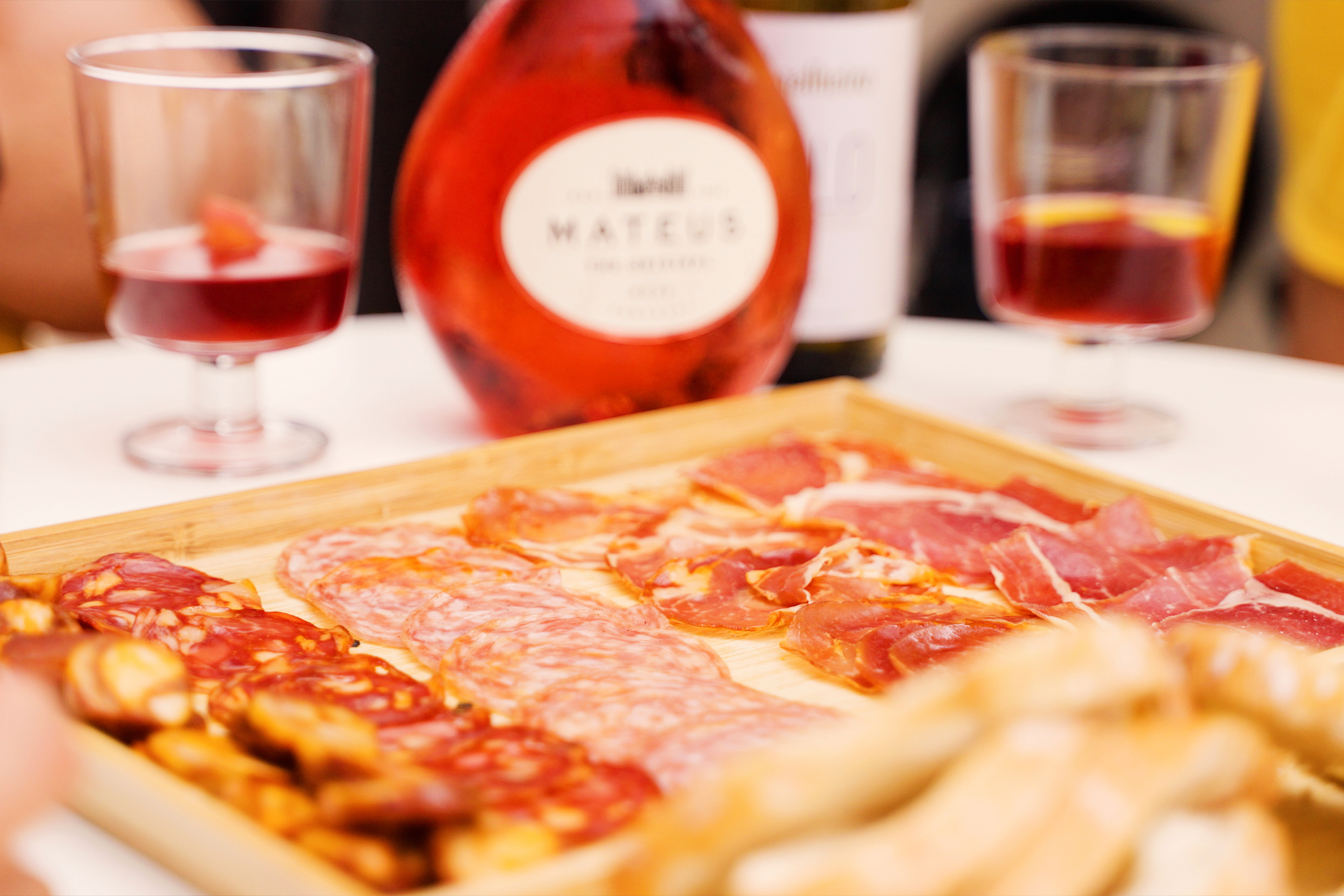 LISBON SUNSET TO NIGHT tour in Vintage Jeep with FOOD & DRINKS