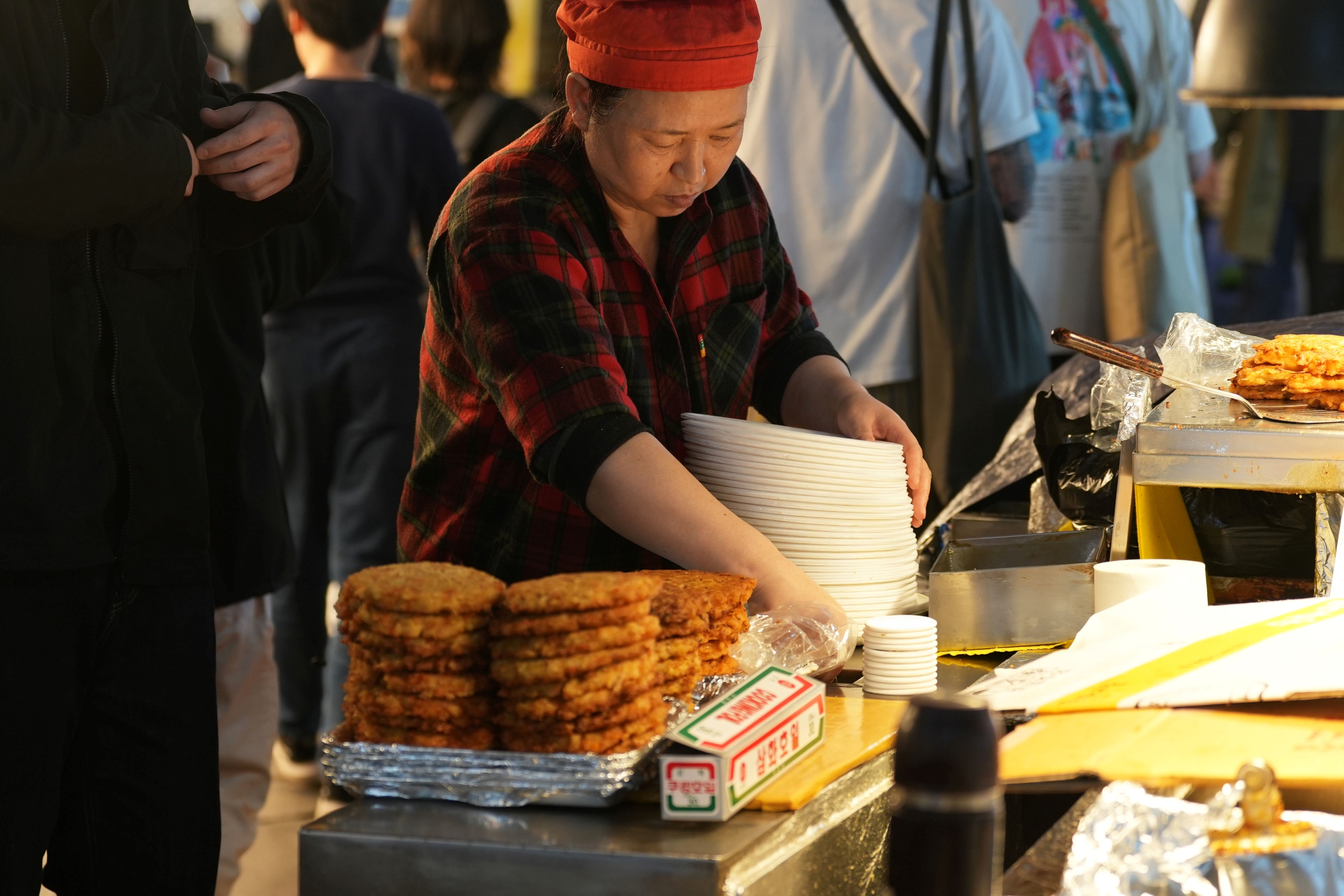 在烤盤上滋滋作響的廣藏市場綠豆煎餅。 在烤盤上滋滋作響的廣藏市場綠豆煎餅。