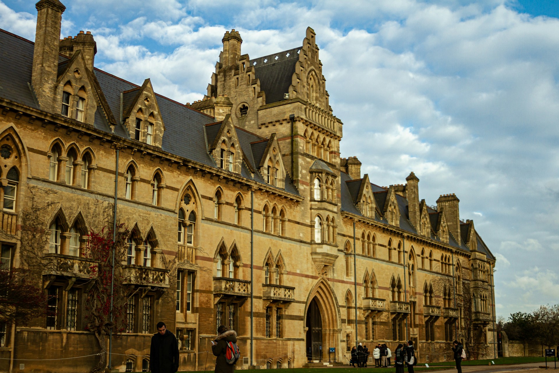 牛津基督學院（Christ Church, Oxford）成立於1546年，是牛津大學歷史最悠久、規模最大的學院之一。學院以其宏偉的哥德式建築和美麗的庭院聞名，並擁有自己的大教堂——基督堂大教堂（Christ Church Cathedral），也是牛津唯一的主教座堂。該學院培養了眾多政治家、學者與名人，並且是《哈利波特》取景地之一。