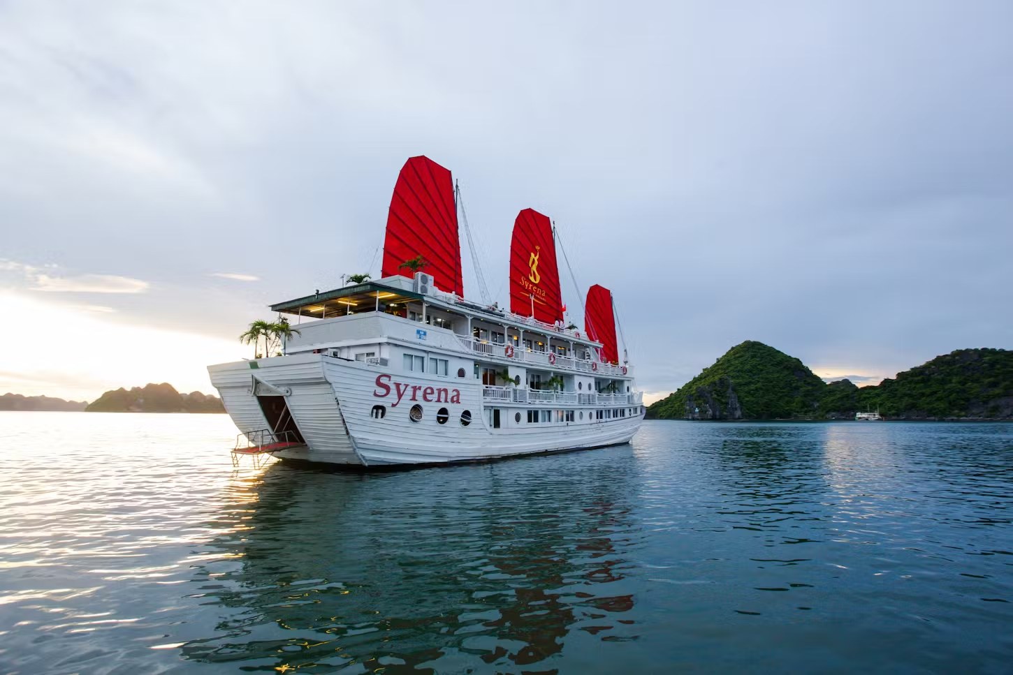 雙日遊（2天1夜）：乘坐Syrena Cruise號遊覽下龍灣，探秘天堂島和驚奇洞