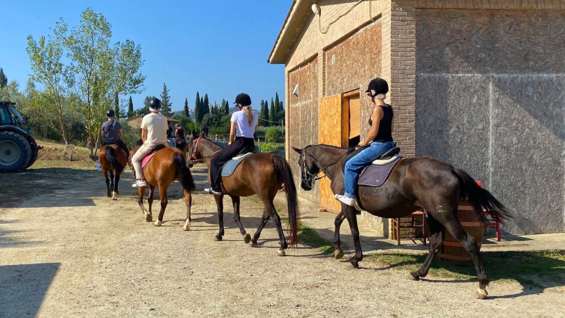 From Florence: Tuscany Horseback Riding and Winery Tour with Lunch