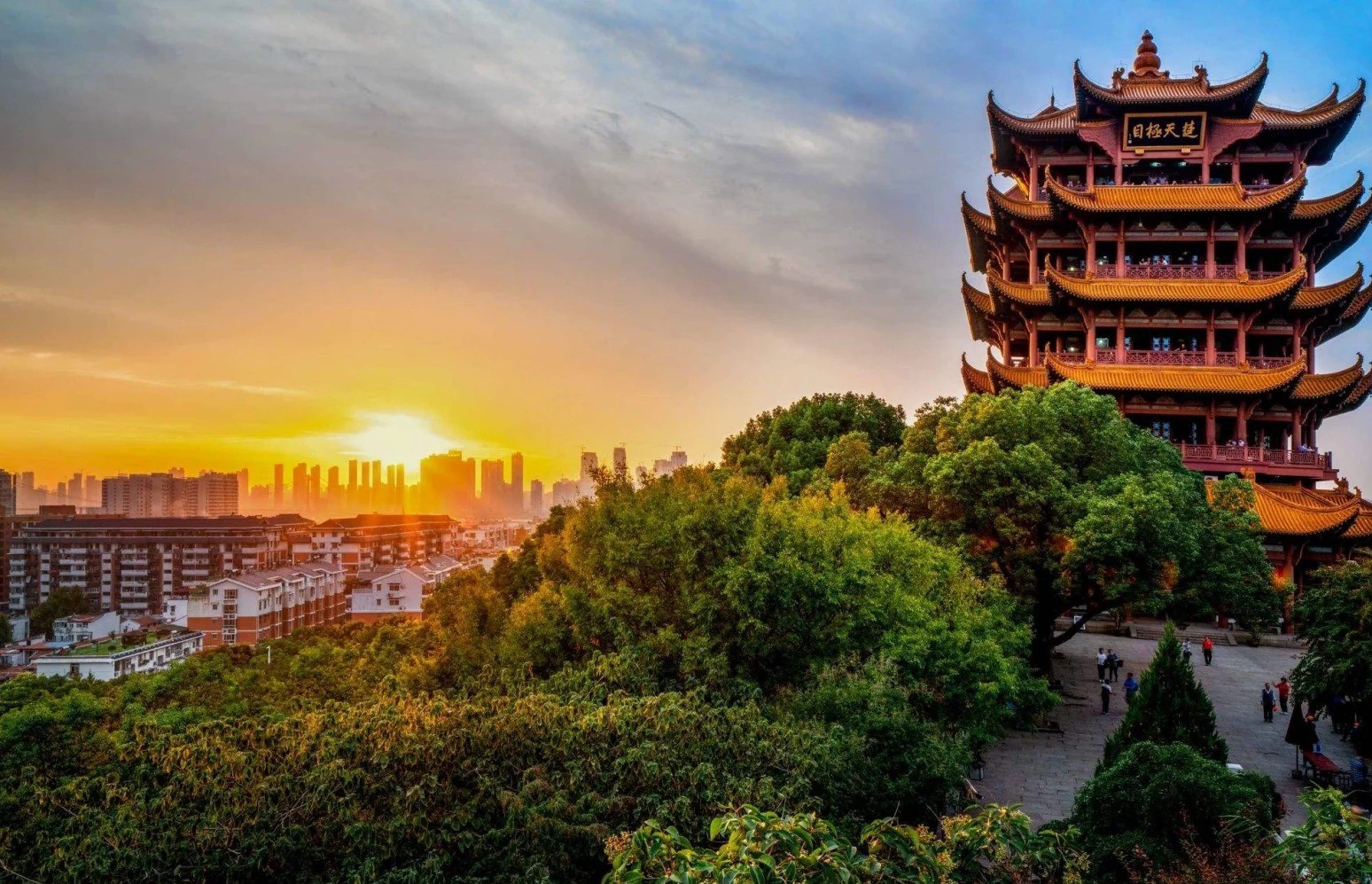 是樓宇八方飛簷的縹緲鶴翼，是登樓瞭望長江穿城而過的浩瀚，還是環樓俯瞰江城而生的凜然氣概?踏進黃鶴樓，我們將在這裡找到答案