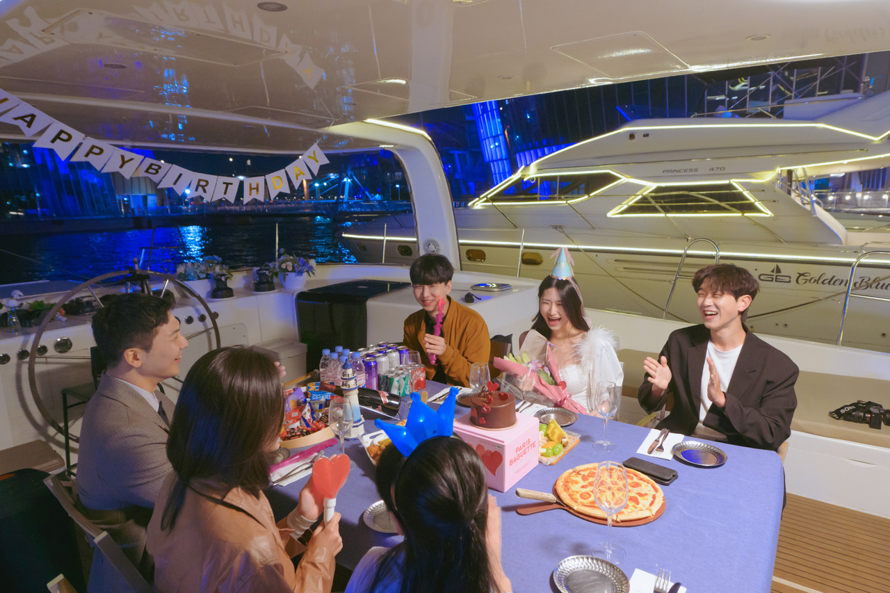 與摯愛親友一同享受獨特的船上派對，沉浸在繽紛夜景與絕美夕陽的浪漫氛圍中！