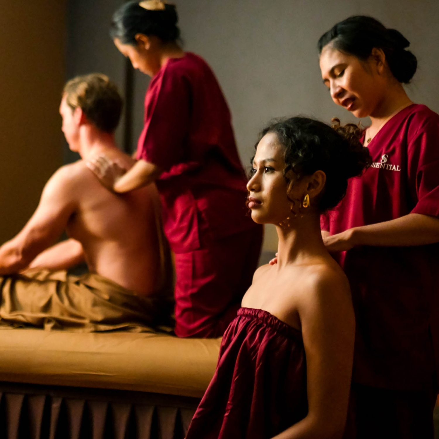 無論您正承受著壓力、發炎、疲勞或情緒重擔，我們的儀式都能提供一個釋放、重新調整和恢復的空間。這些儀式根植於峇里島的療癒傳統，輔以現代身體療法，並以您神經系統的語言為引導。