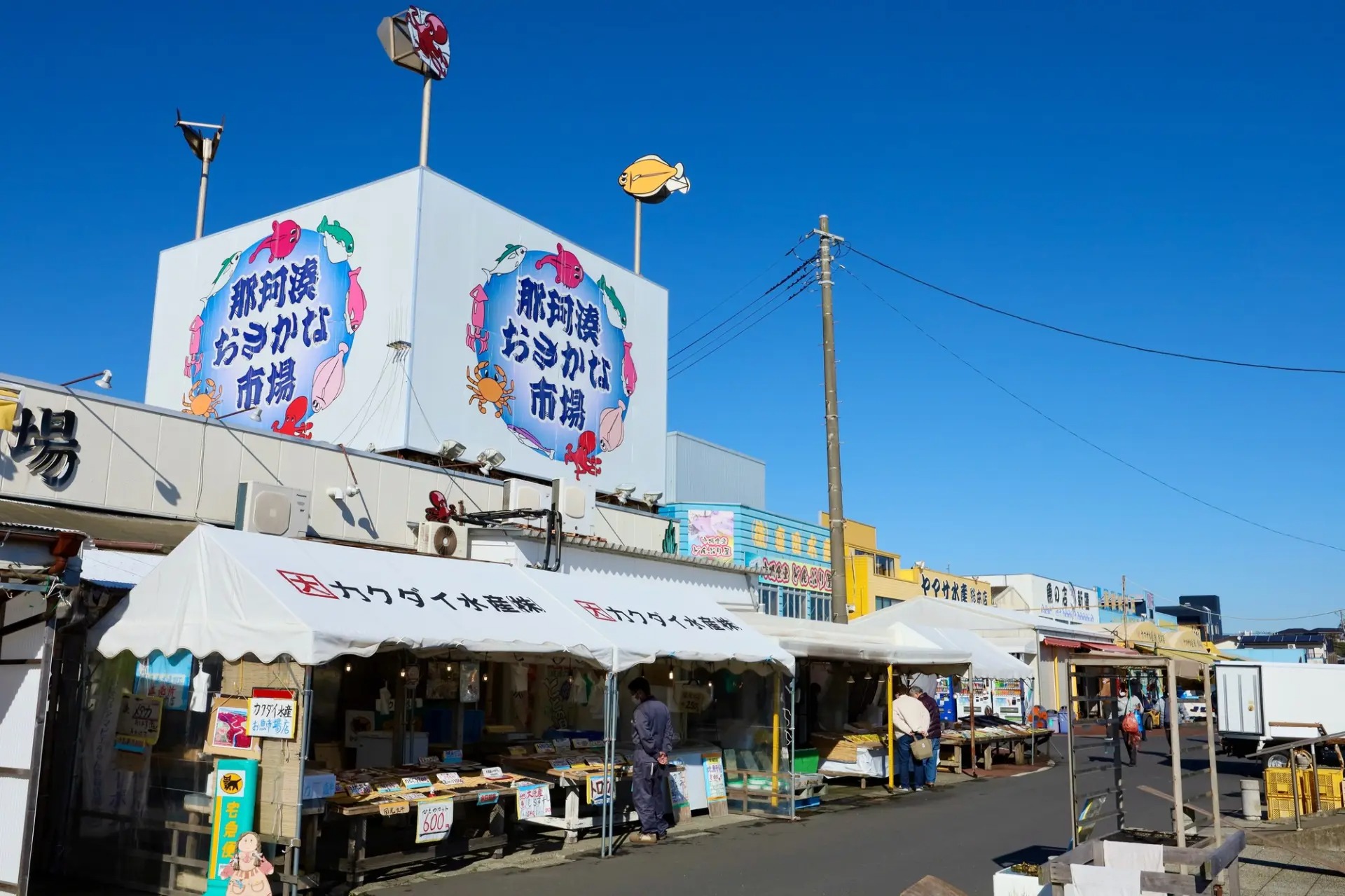 茨城縣人氣海鮮市場,每年吸引超百萬遊客。因臨近漁港,所售海產品多為當天捕撈上岸,新鮮實惠。市場內彙集多家餐廳,可品嚐各類海鮮丼、烤魚等料理,是體驗當地漁港風情與美食的理想去處。 茨城縣人氣海鮮市場,每年吸引超百萬遊客。因臨近漁港,所售海產品多為當天捕撈上岸,新鮮實惠。市場內彙集多家餐廳,可品嚐各類海鮮丼、烤魚等料理,是體驗當地漁港風情與美食的理想去處。