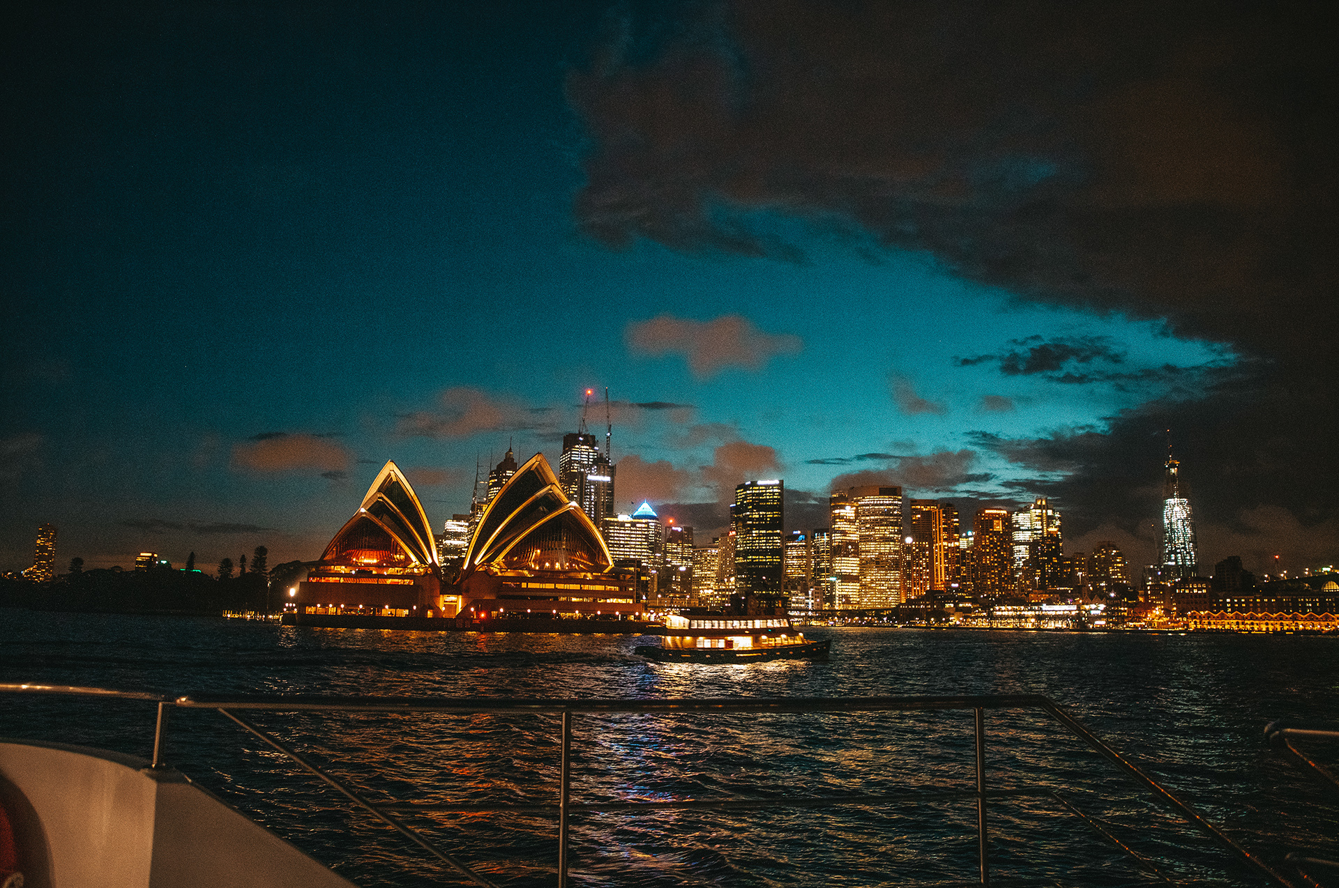 【85折優惠】繽紛雪梨燈光音樂節精緻3菜晚餐遊船體驗