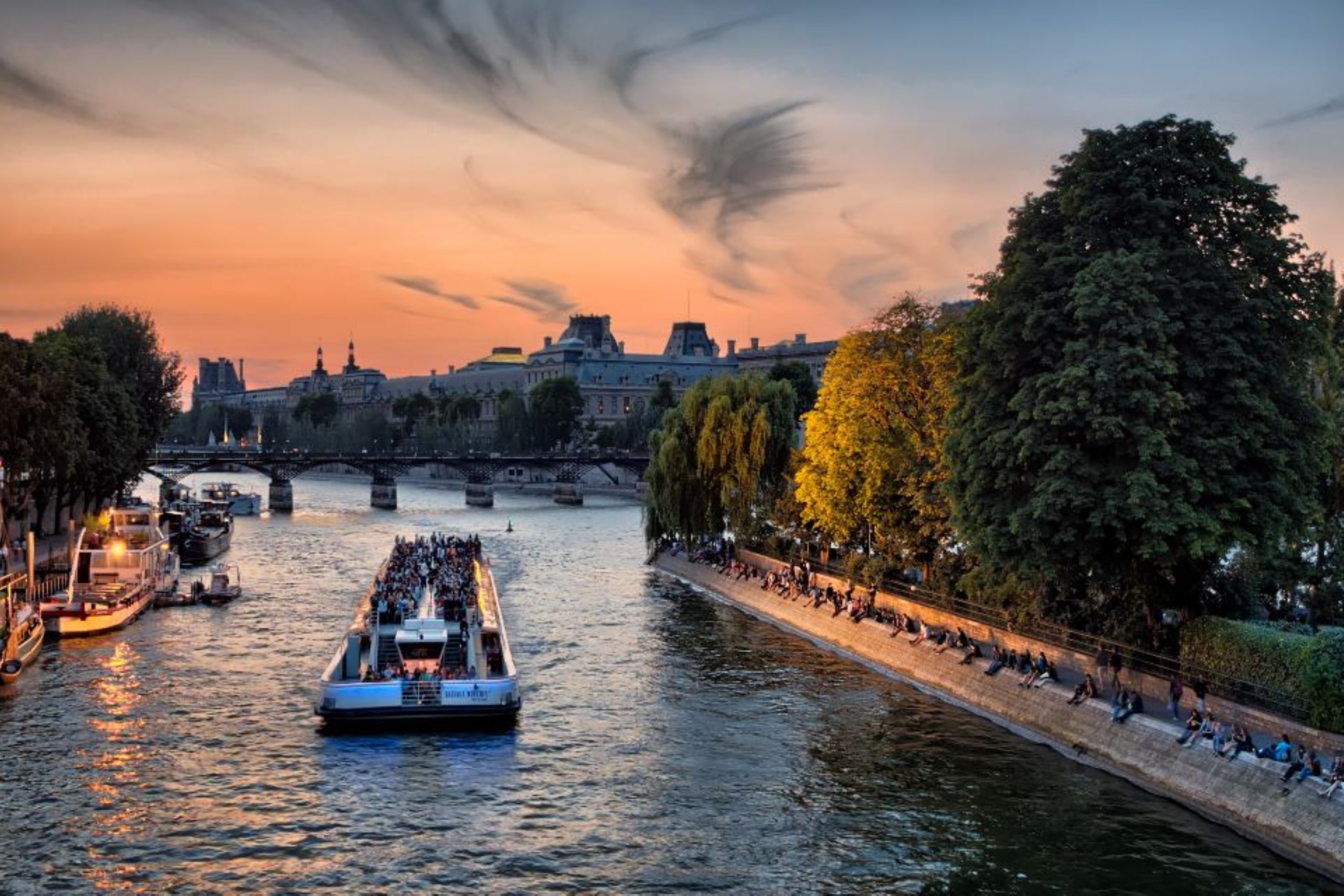 Paris Seine River Cruise Tour at Night with Waffle Tasting