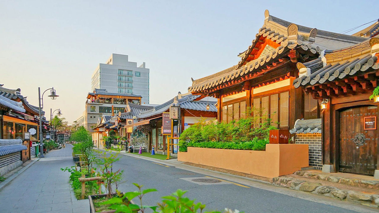 盡情品嚐傳統小吃、體驗手作工藝,並探索在地風味。 盡情品嚐傳統小吃、體驗手作工藝,並探索在地風味。