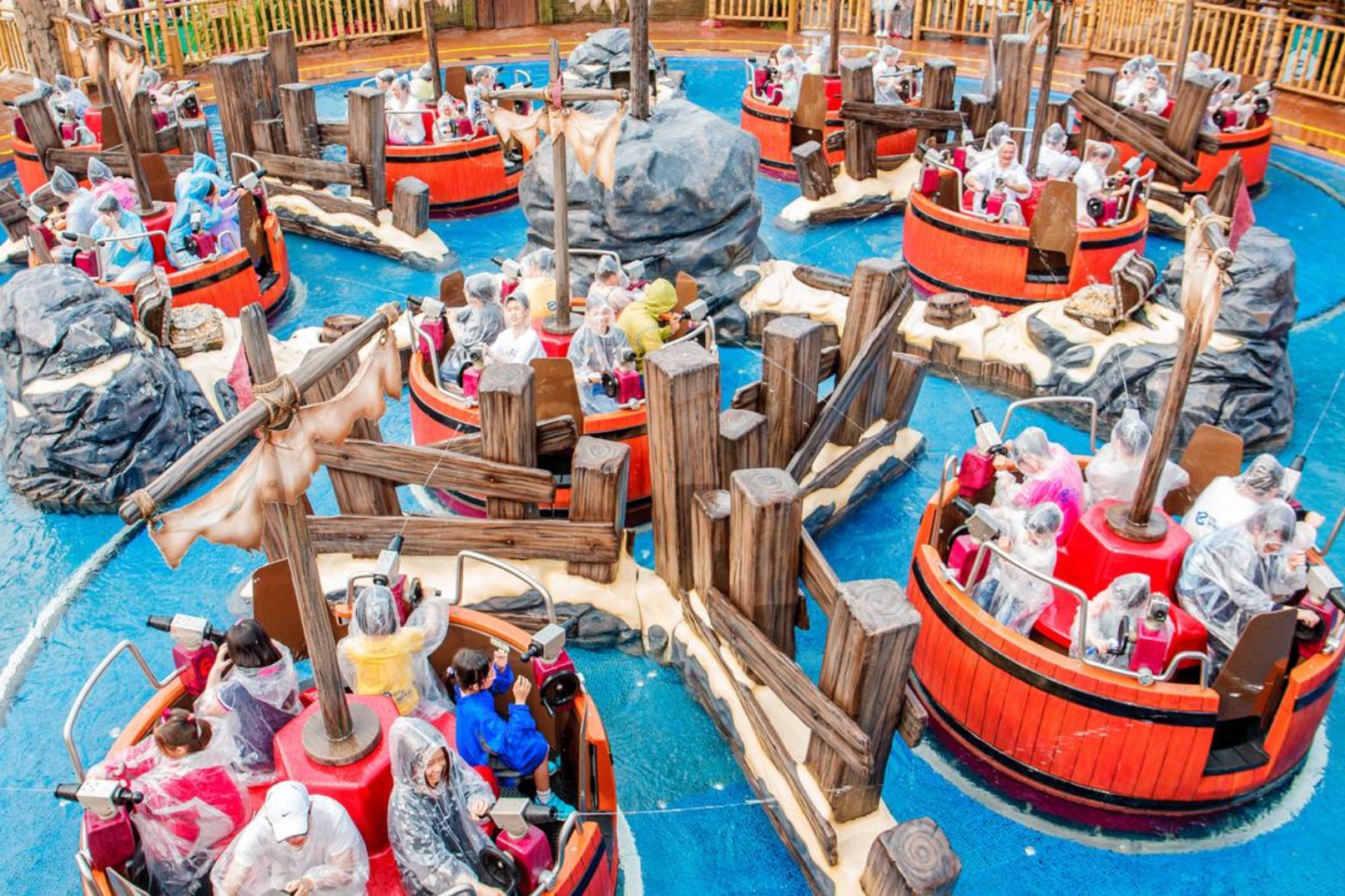 旋轉水戰
維護海洋和平的戰鬥已經打響,攻打海盜島的戰役中,處處都是槍林彈雨,驚險重重,調整座標、瞄準、射擊,趕緊準備好“防彈雨衣”,馬上加入戰鬥吧! 旋轉水戰
維護海洋和平的戰鬥已經打響,攻打海盜島的戰役中,處處都是槍林彈雨,驚險重重,調整座標、瞄準、射擊,趕緊準備好“防彈雨衣”,馬上加入戰鬥吧!