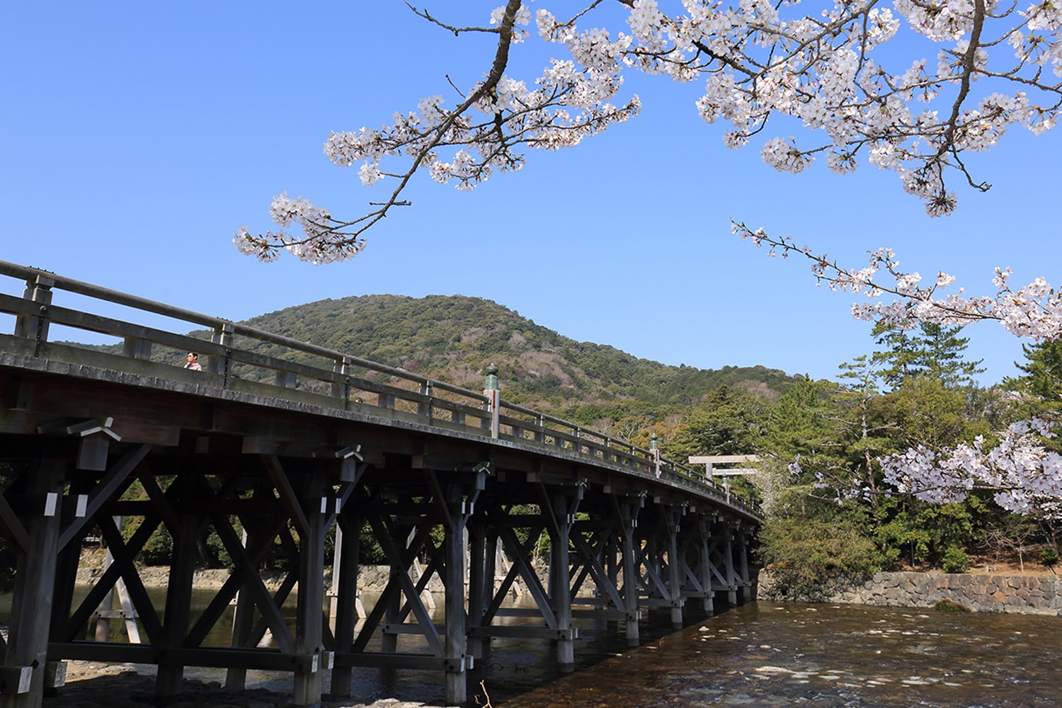 內宮有宇治橋，參道右側通行，橋中央禁止通行，且內宮紙幣禁斷，無賽錢箱