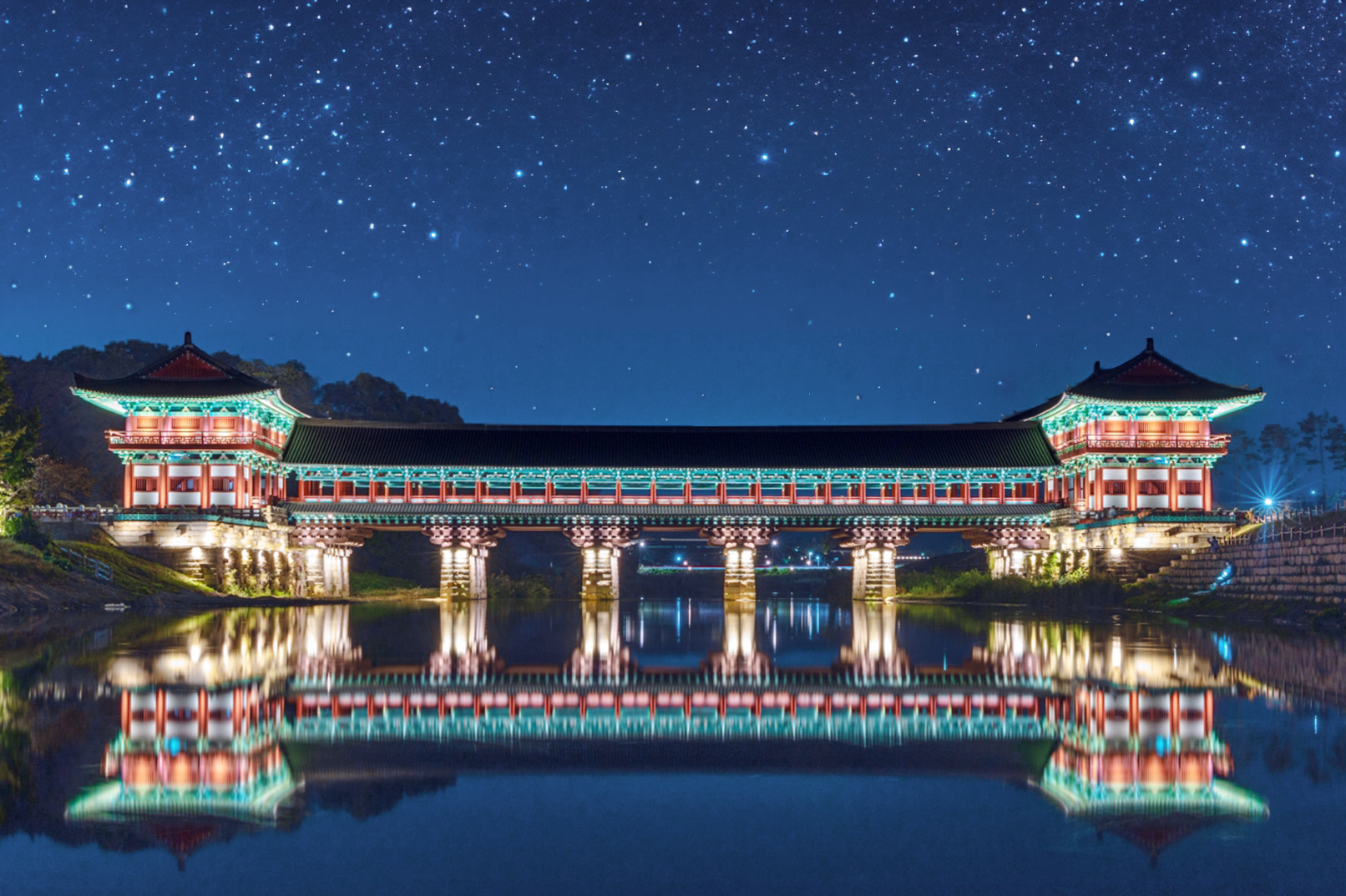 漫步於慶州 (Gyeongju) 最美的夜間景點——東宮與月池及月精橋，感受恆久之美。