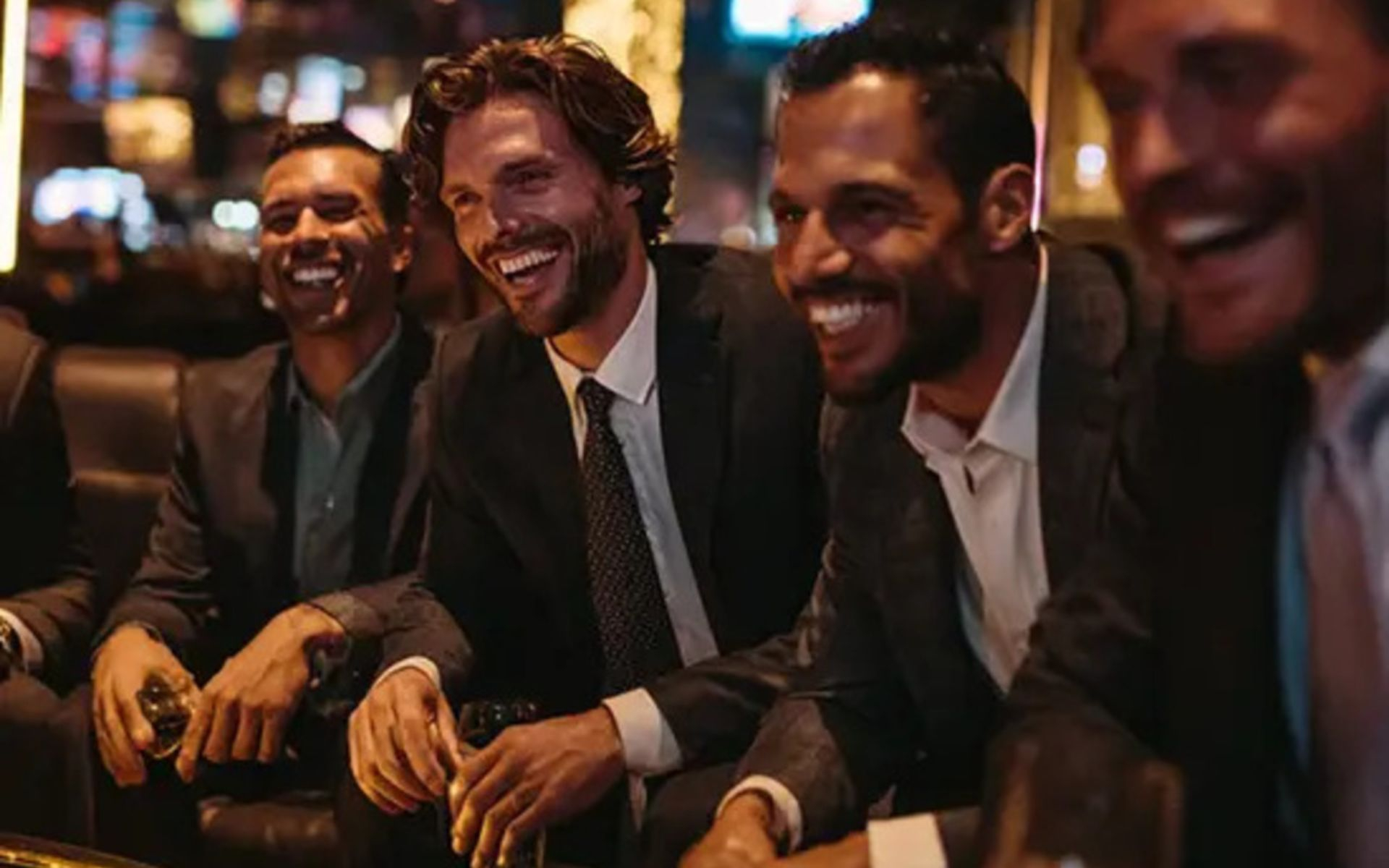 搭乘獨家豪華禮車服務,以極致 VIP 風格抵達目的地。 搭乘獨家豪華禮車服務,以極致 VIP 風格抵達目的地。